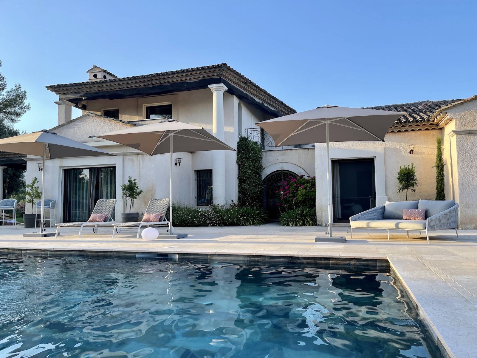 Day bed et bains de soleil Jati & Kebon près de Cannes