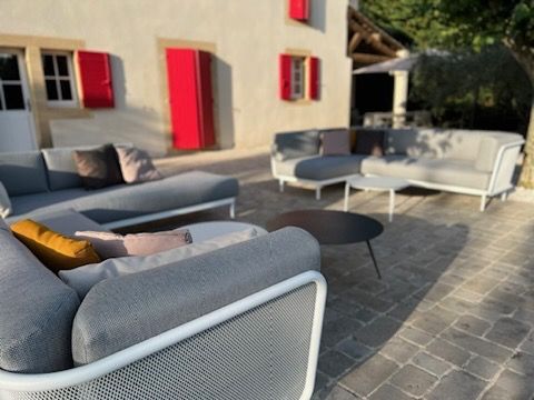 Zoom sur le salon en aluminium thermolaqué et coussin 100% acrylique de la collection BAZA