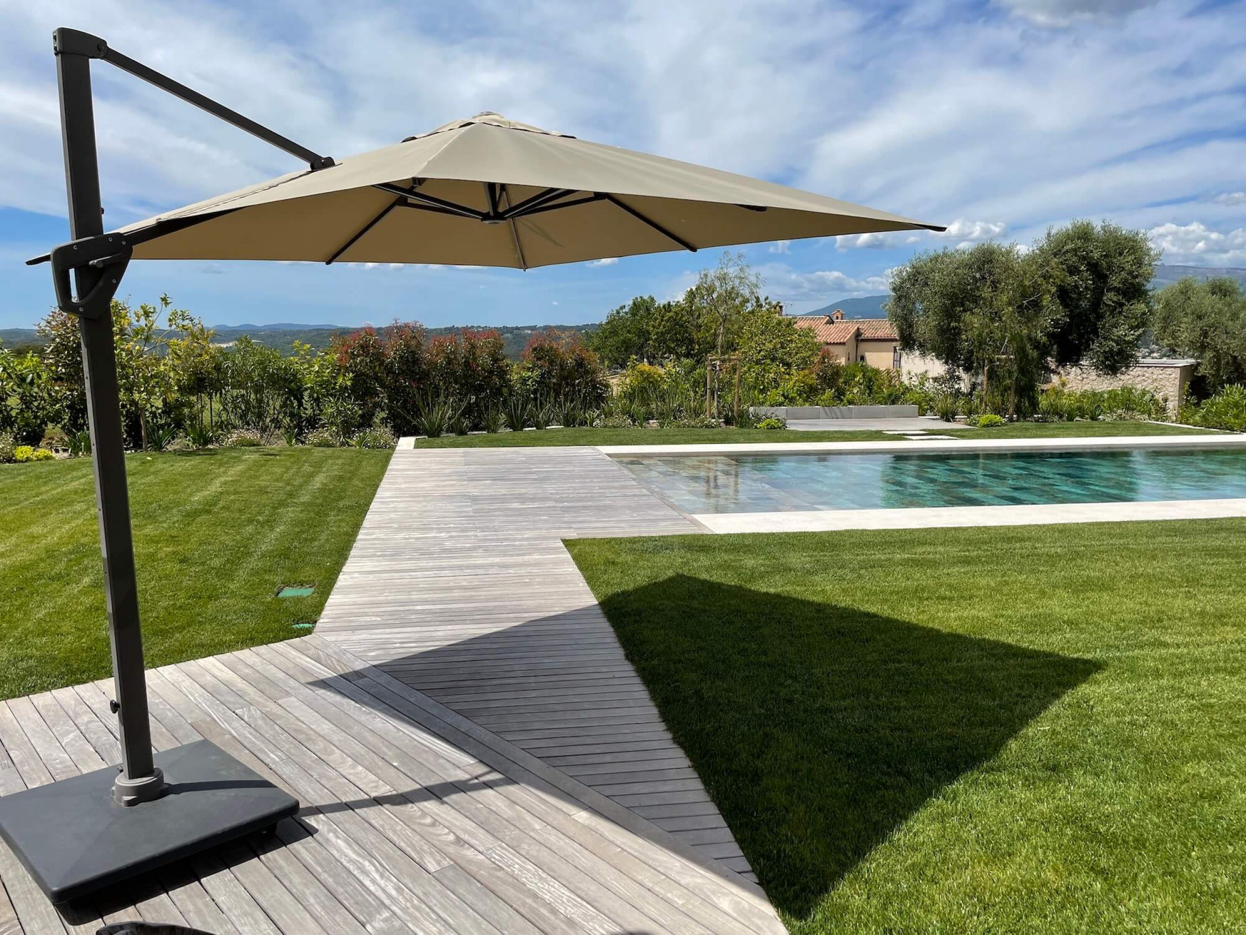 Parasol mât déporté en aluminium et toile polyester taupe