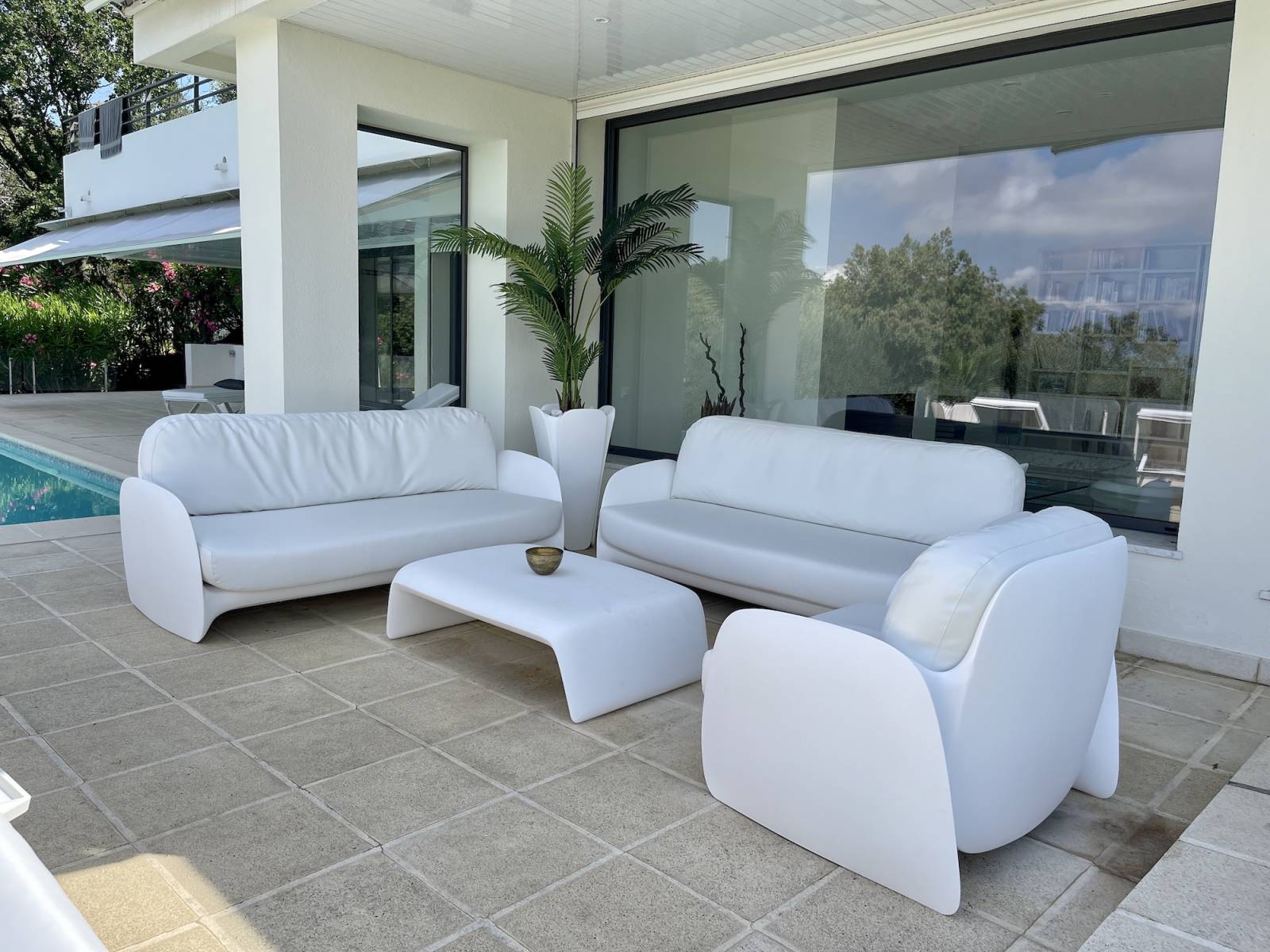 Salon de jardin au design épuré blanc de la collection Pezzetina par Vondom à Villefranche