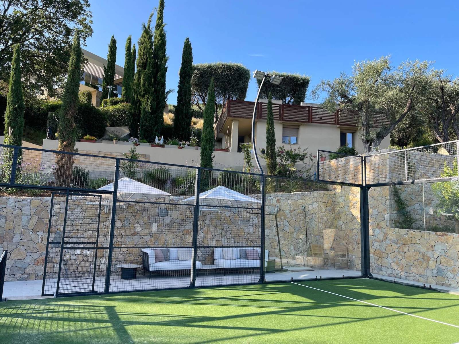 Canapés confortable Baza en bord de terrain de padel à Cannes