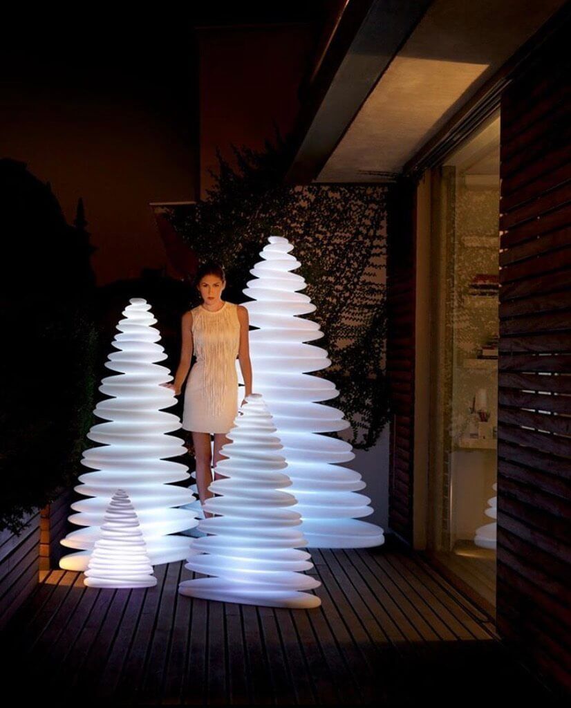 Sapin de noël Chrismy par VONDOM en polypropylène disponible en plusieurs tailles à Paris