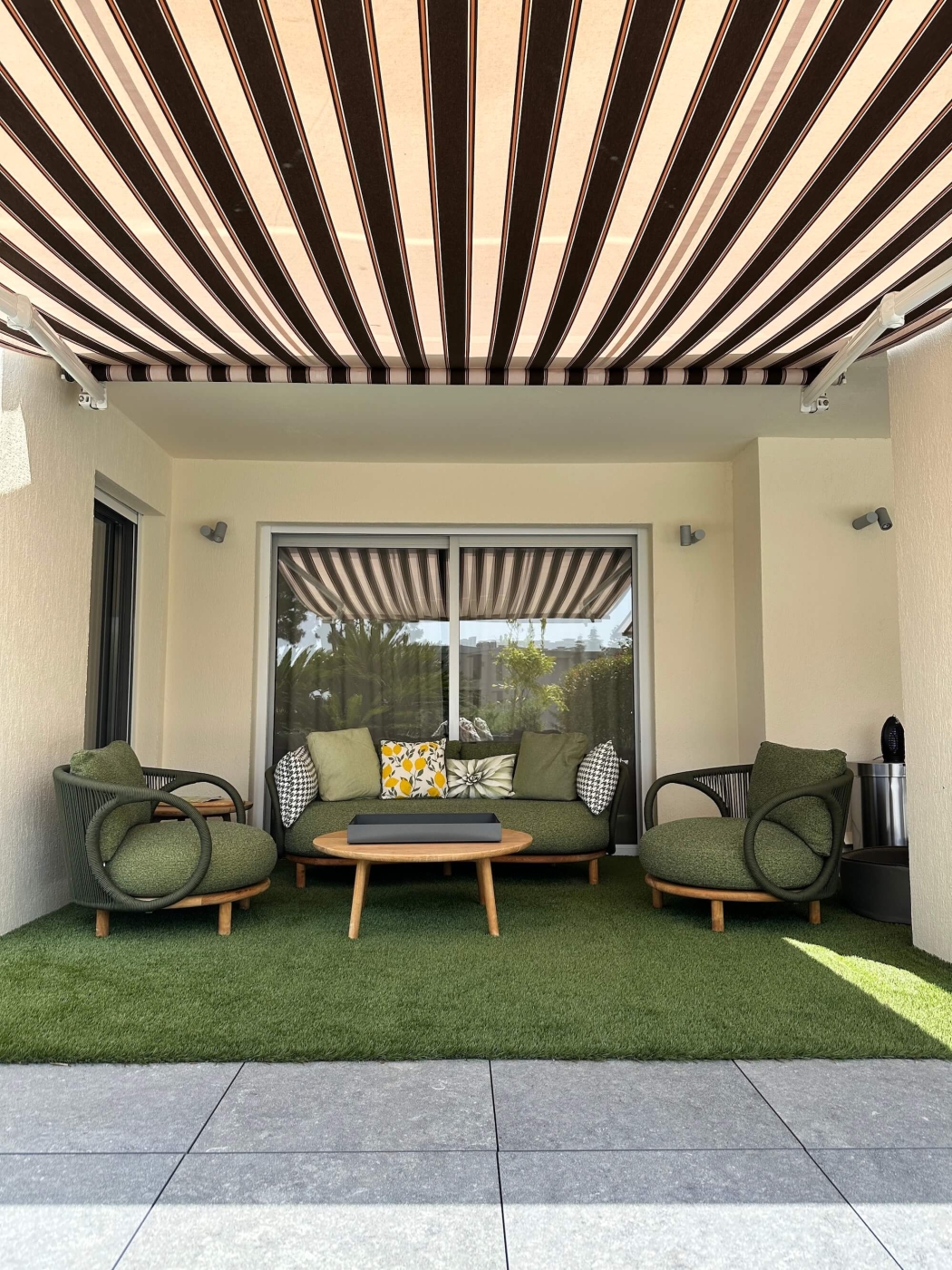 Salon de jardin élégant et confortable collection Karen par Talenti sur la Côte d'Azur 