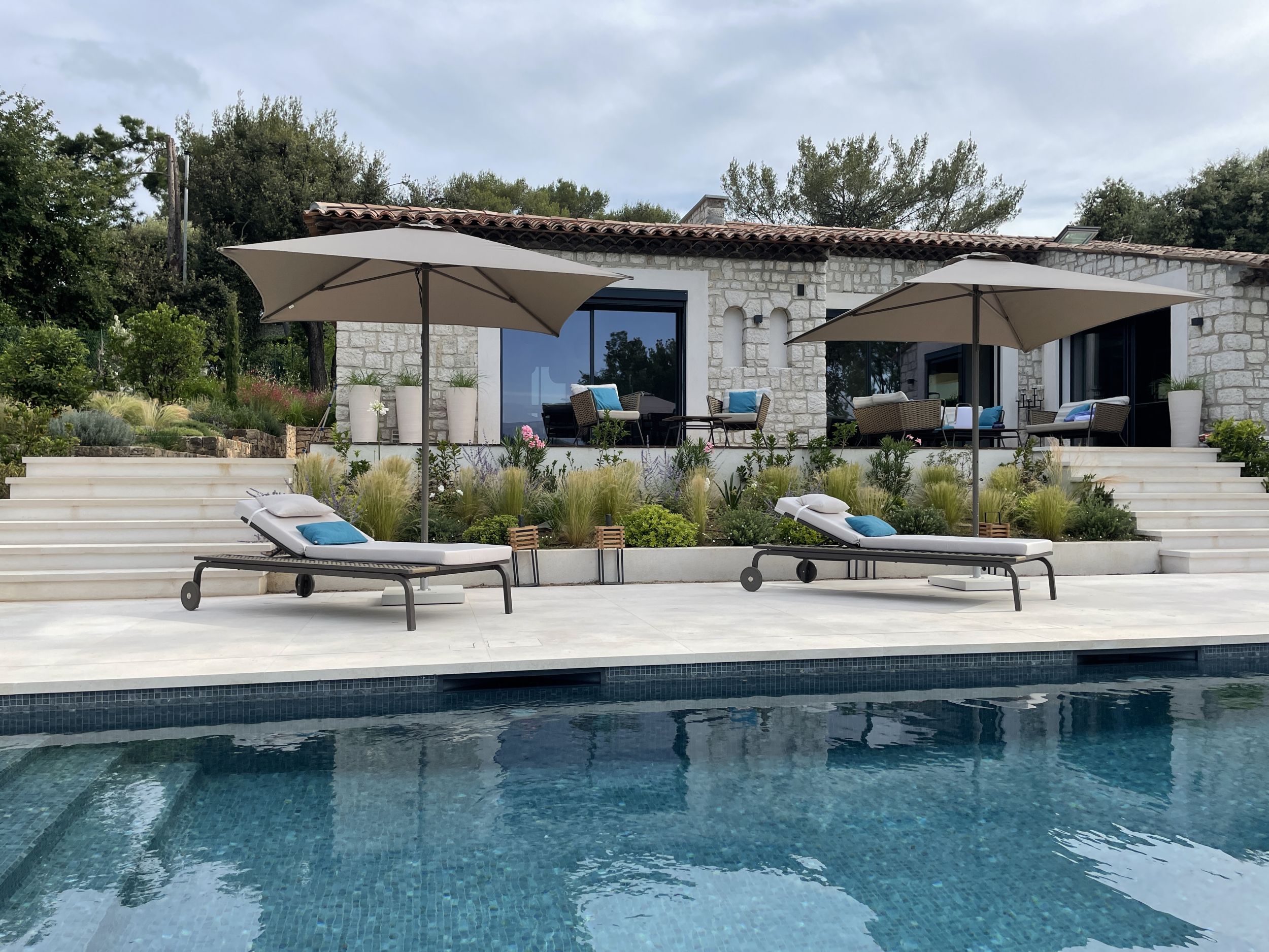 Parasol EOLO résistant et maniable par Ezpeleta à Villefranche