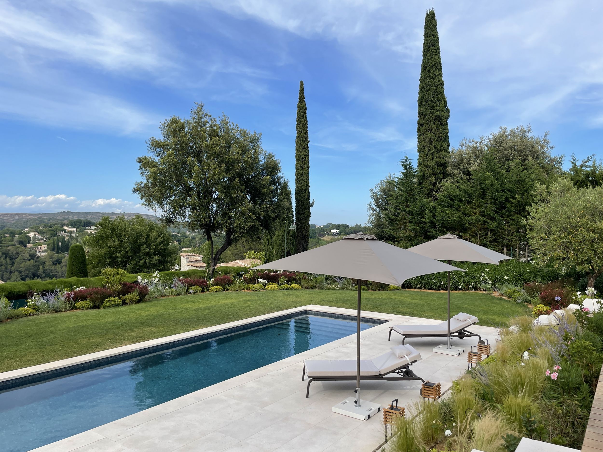 Parasol design à mat central de la collection EOLO par Ezpeleta à Cannes