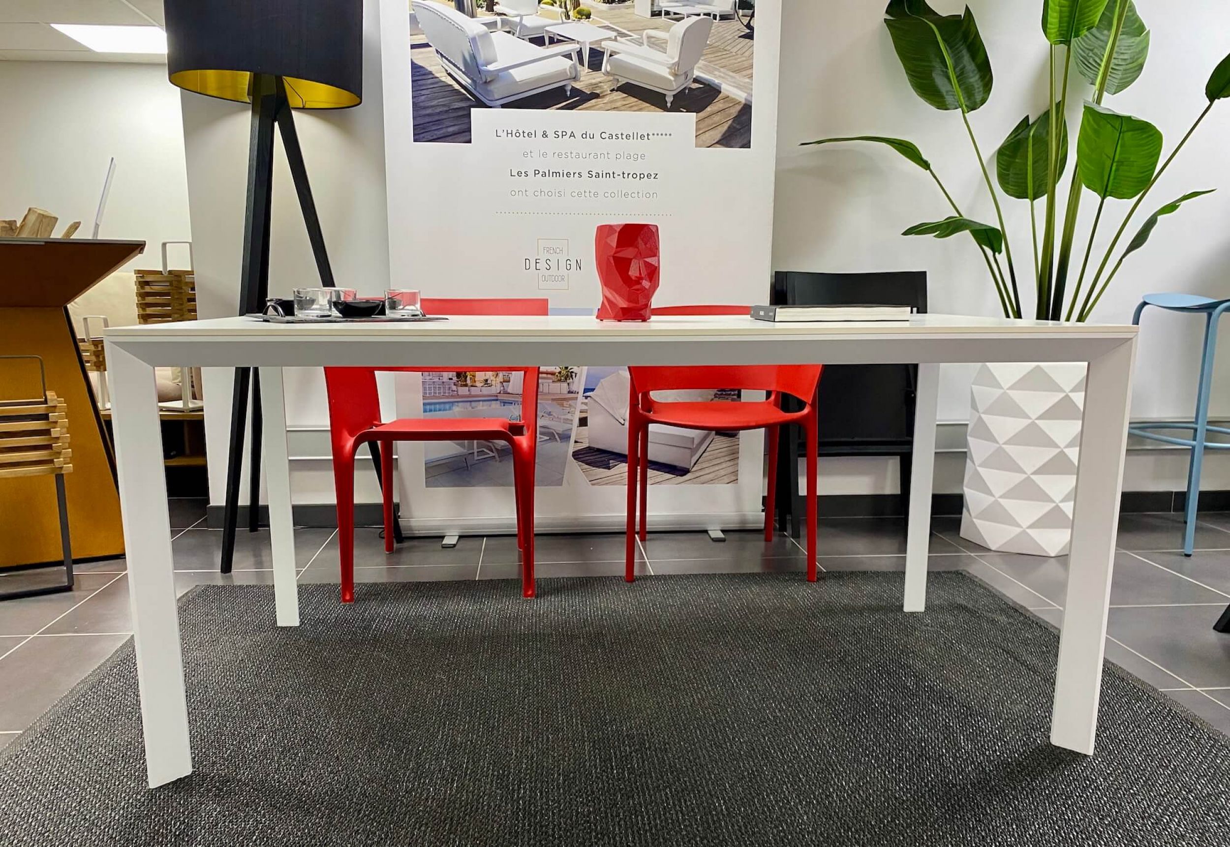 Table de repas en aluminium et plateau HPL disponible en 3 coloris