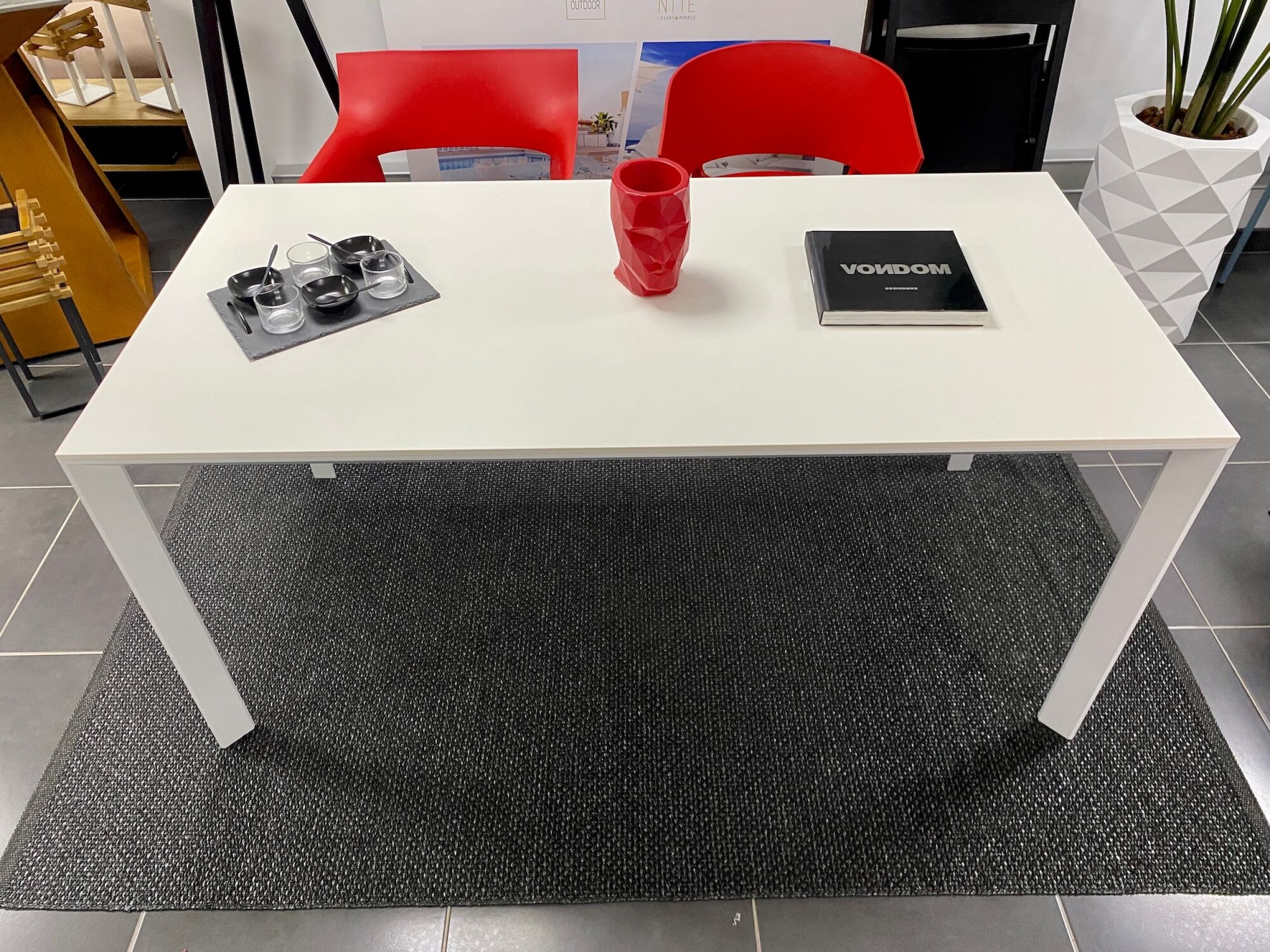 Table de repas en aluminium et plateau Dekton disponible en 3 coloris