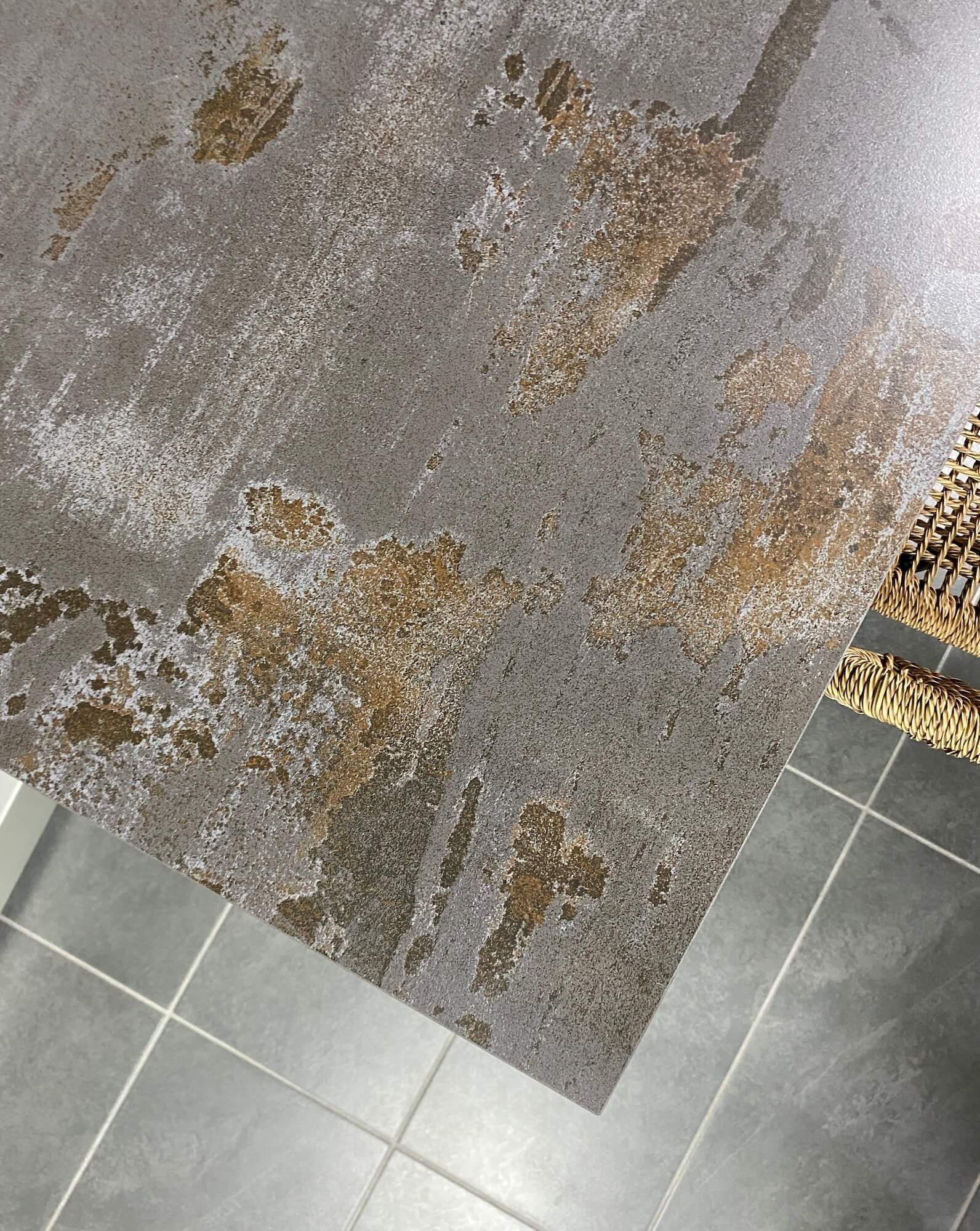 Plateau en céramique Dekton effet acier brulé