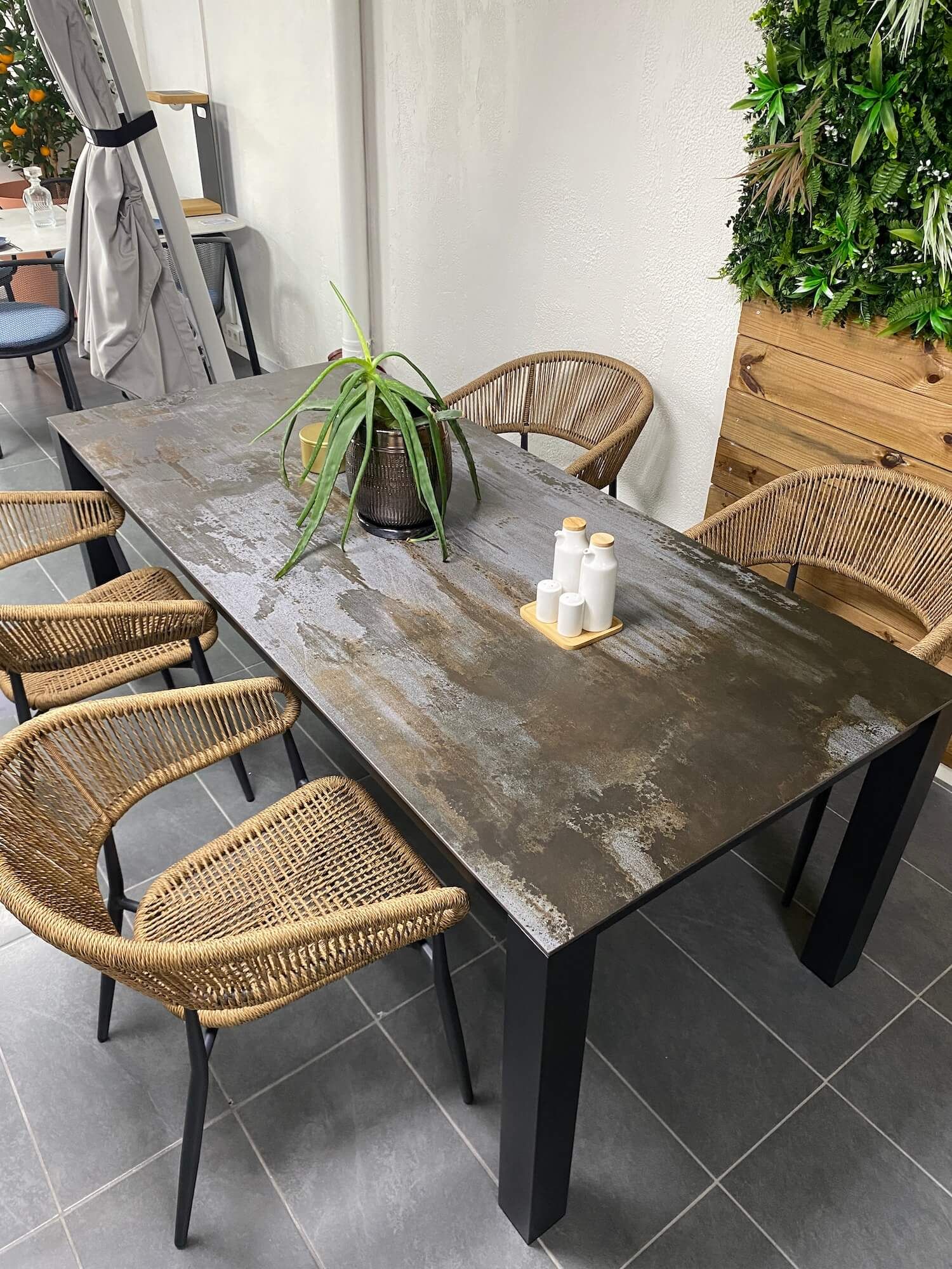 Table de repas en aluminium et son plateau en céramique Dekton de la collection TEN