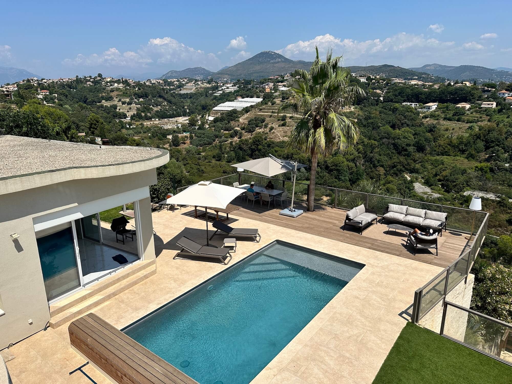 Aménagement des parasols SOMBRANO S+ et des transats VILA sur la Côte d'Azur à Mougins