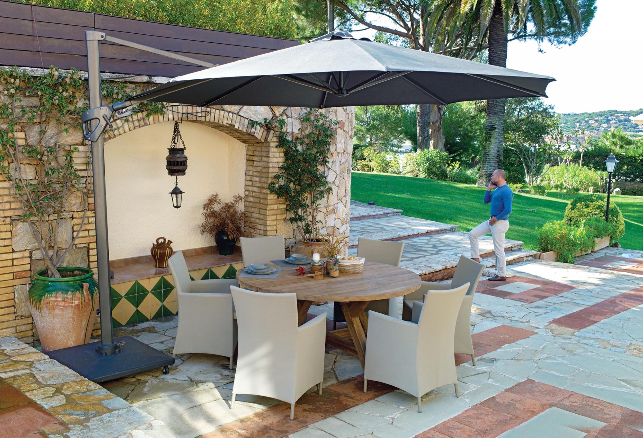 Parasol déporté rond de qualité à Cagnes-sur-mer