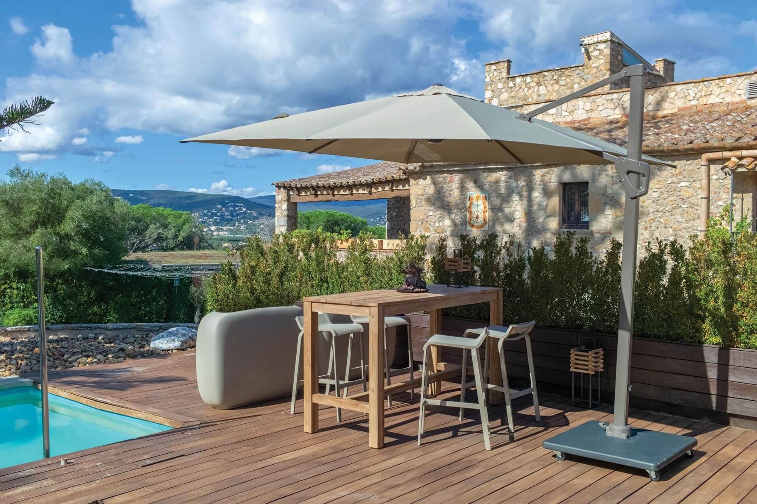 Table haute de repas en teck recyclé collection Kenya et chaise Luis à Nice