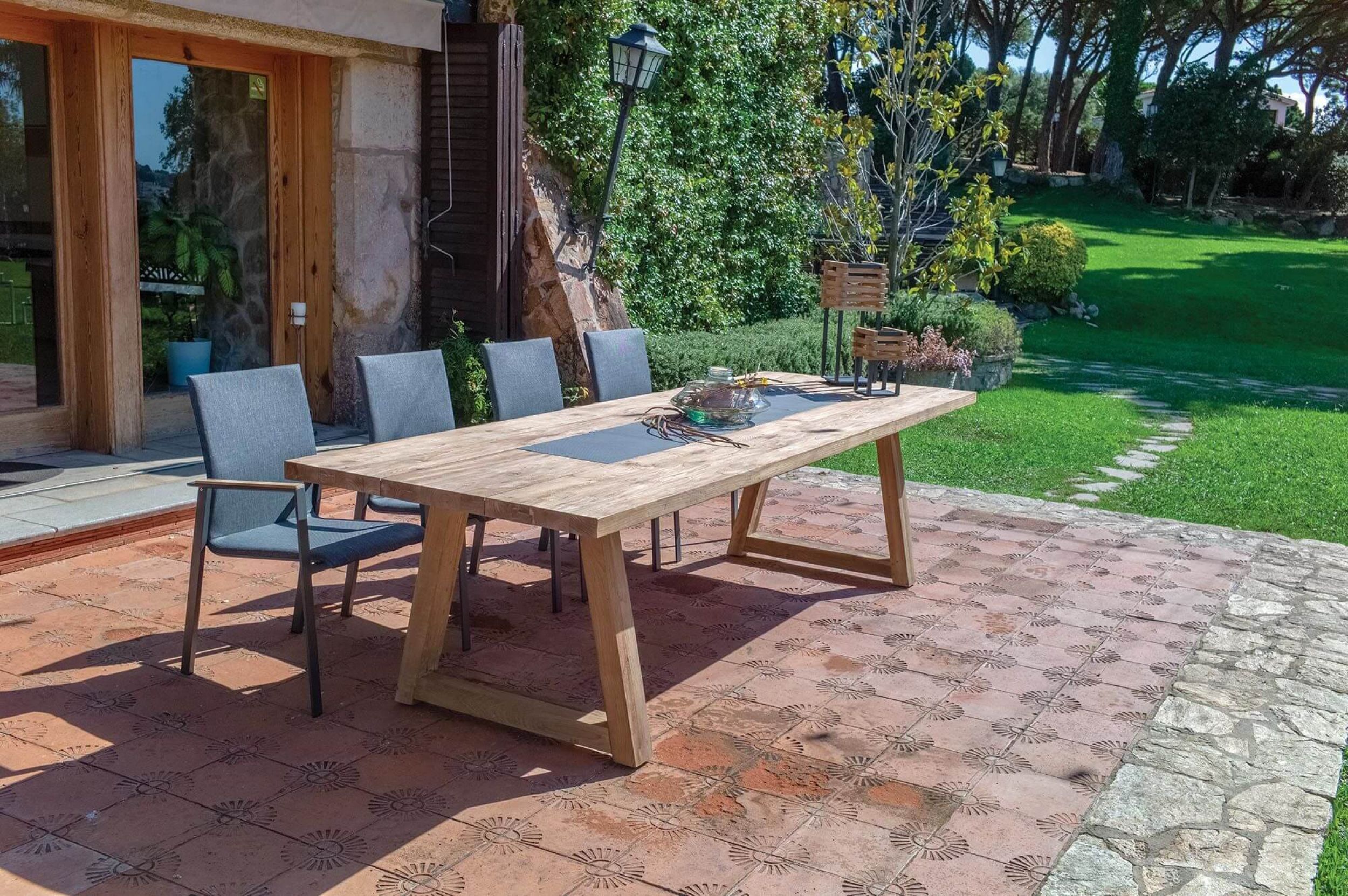 table de jardin pour repas en teck recyclé de la collection Kenya avec la chaise Sky à Nantes