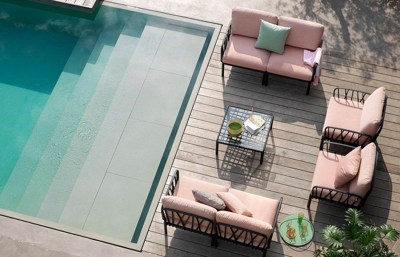 Salon de jardin modulaire en polypropylène de la collection Komodo par Nardi à Paris
