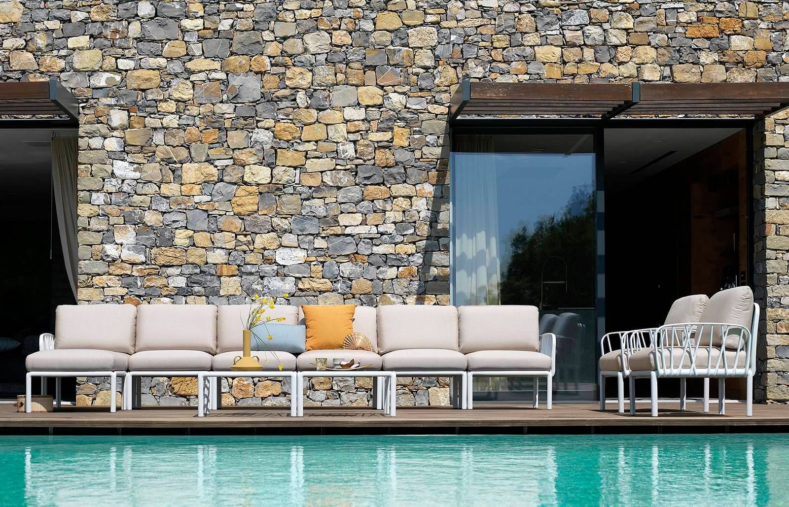 Canapé d'extérieur en polypropylène de la collection Komodo par Nardi à Nantes