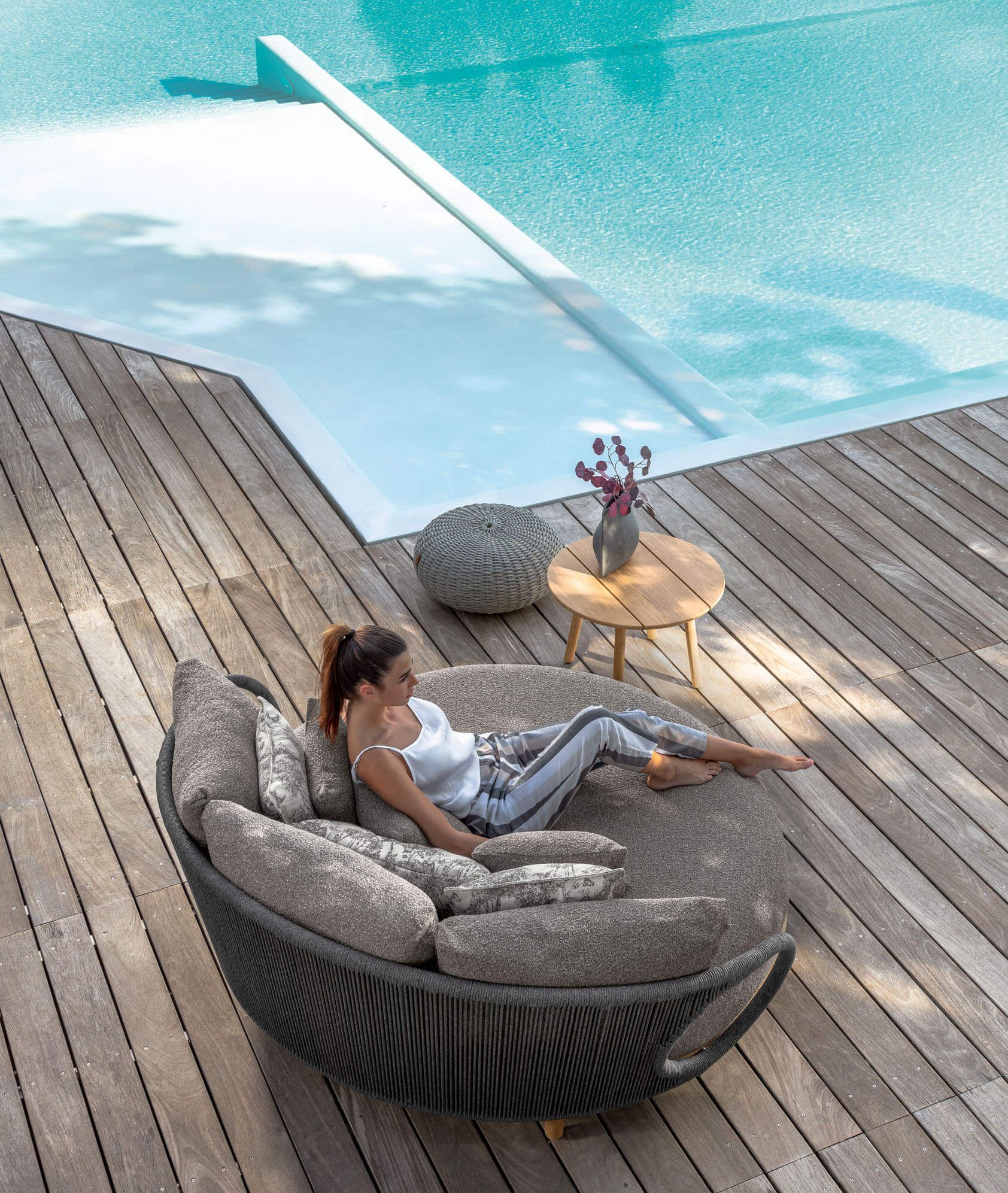 Gros lit de jardin rond en bois et cordes confortable de la collection Karen par Talenti
