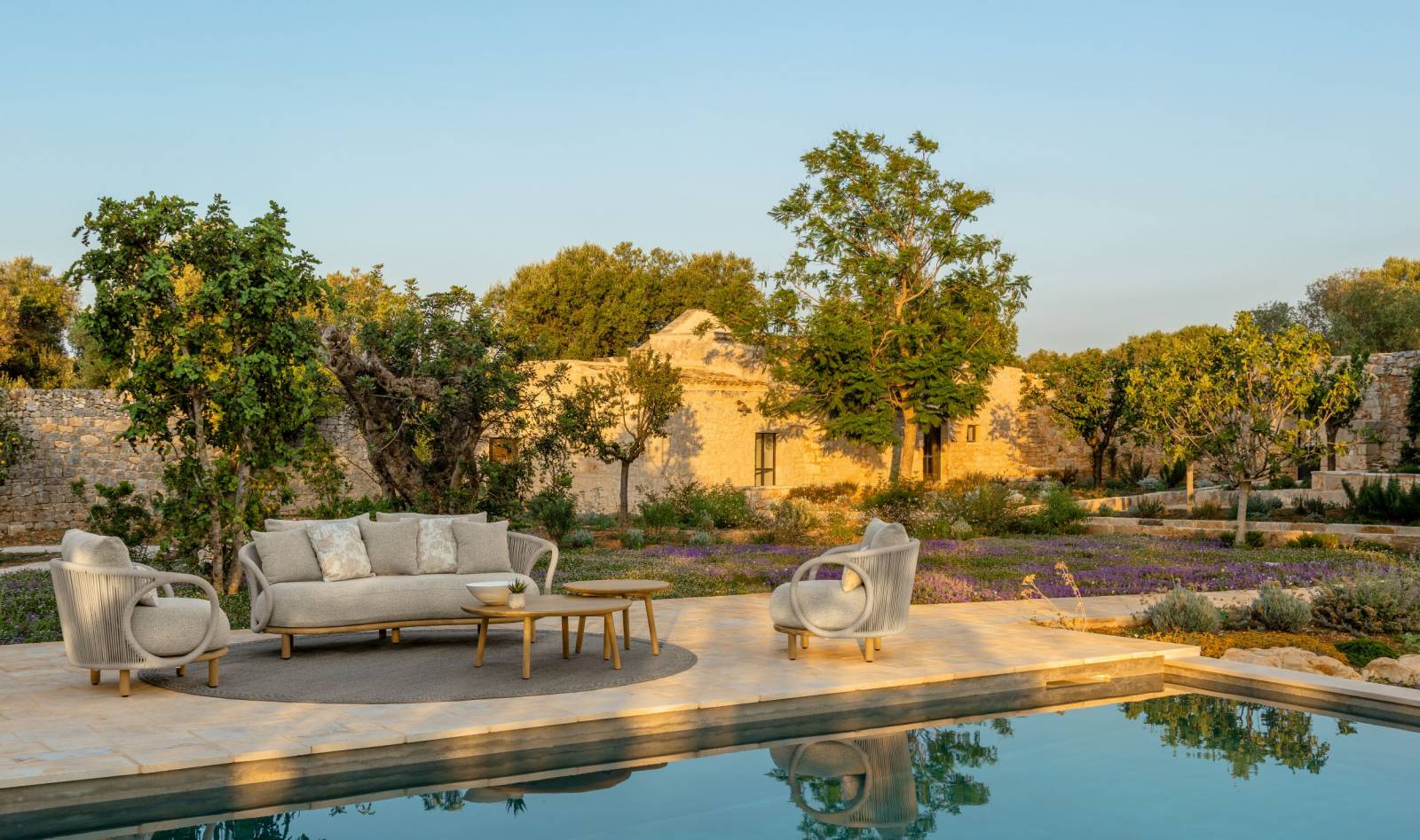 Salon de jardin complet en teck naturel et tissu Kaki de la collection KAREN par Talenti® à Antibes