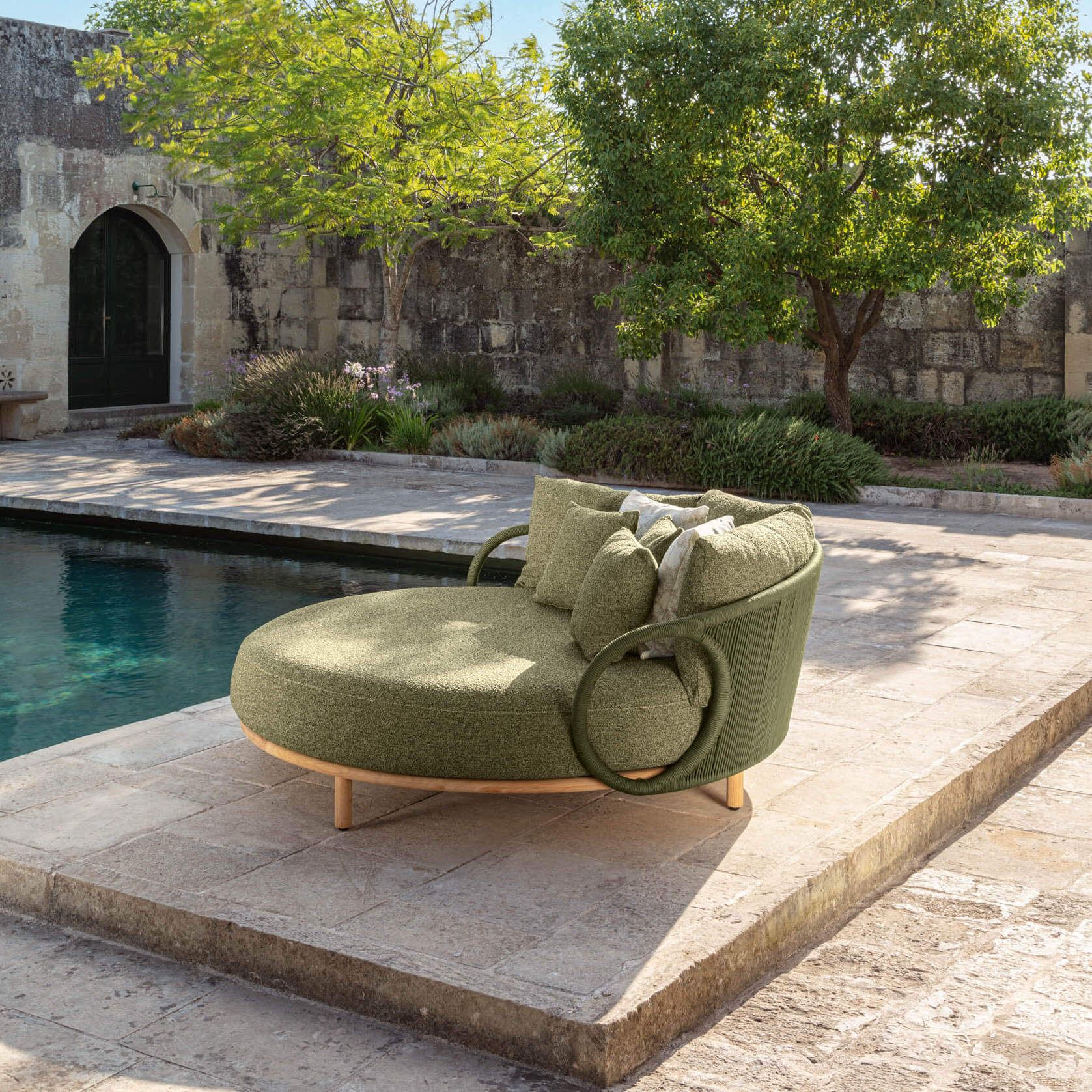 Daybed rond en teck et cordes avec gros coussin d'assise collection Karen par Talenti