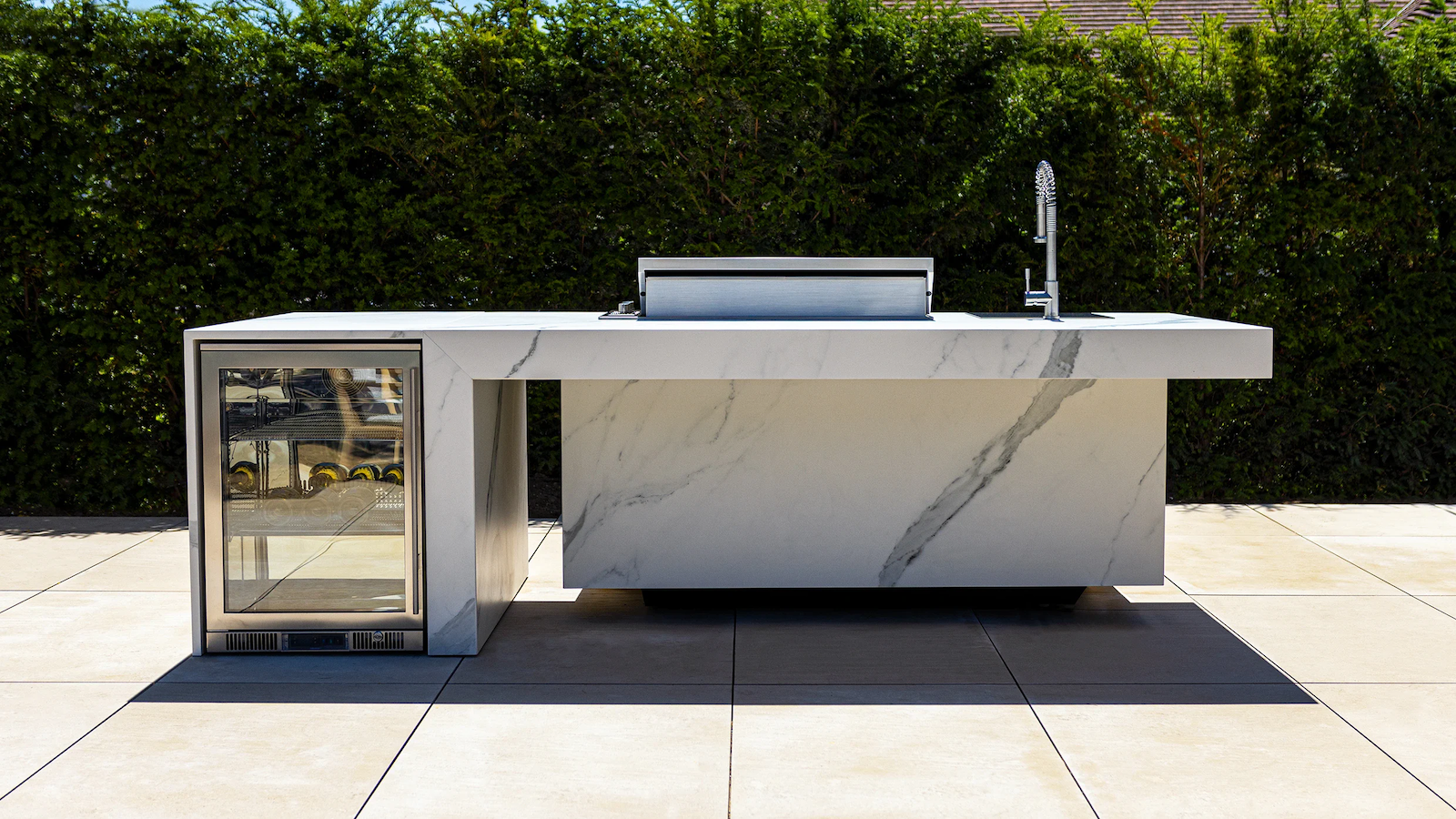 Cuisine personnalisable haut de gamme avec avec bar et rangements collection Kauai Premium Fesfoc à Cannes