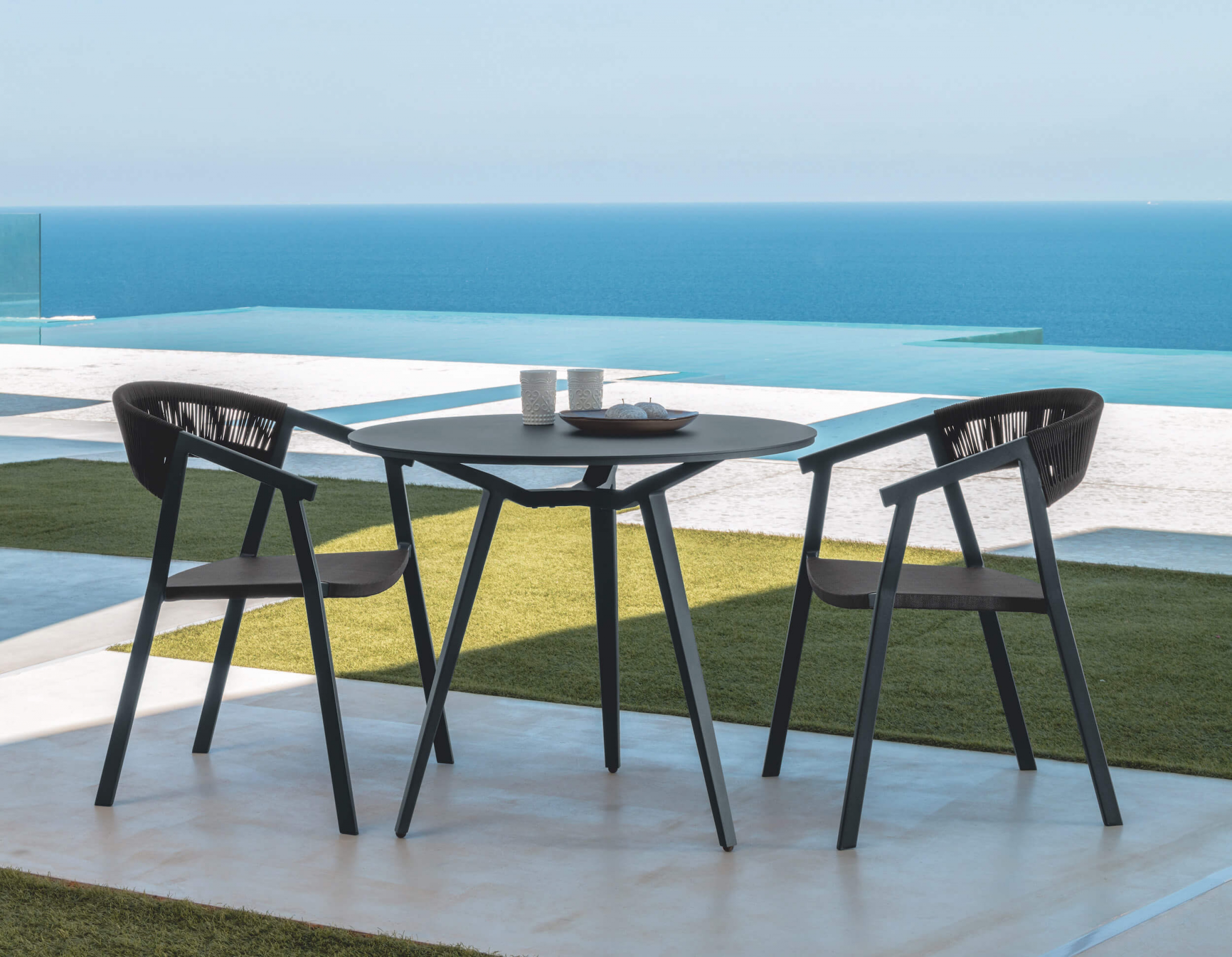 Chaise de jardin pour repas design grise en métal et cordes par Talenti à Biarritz