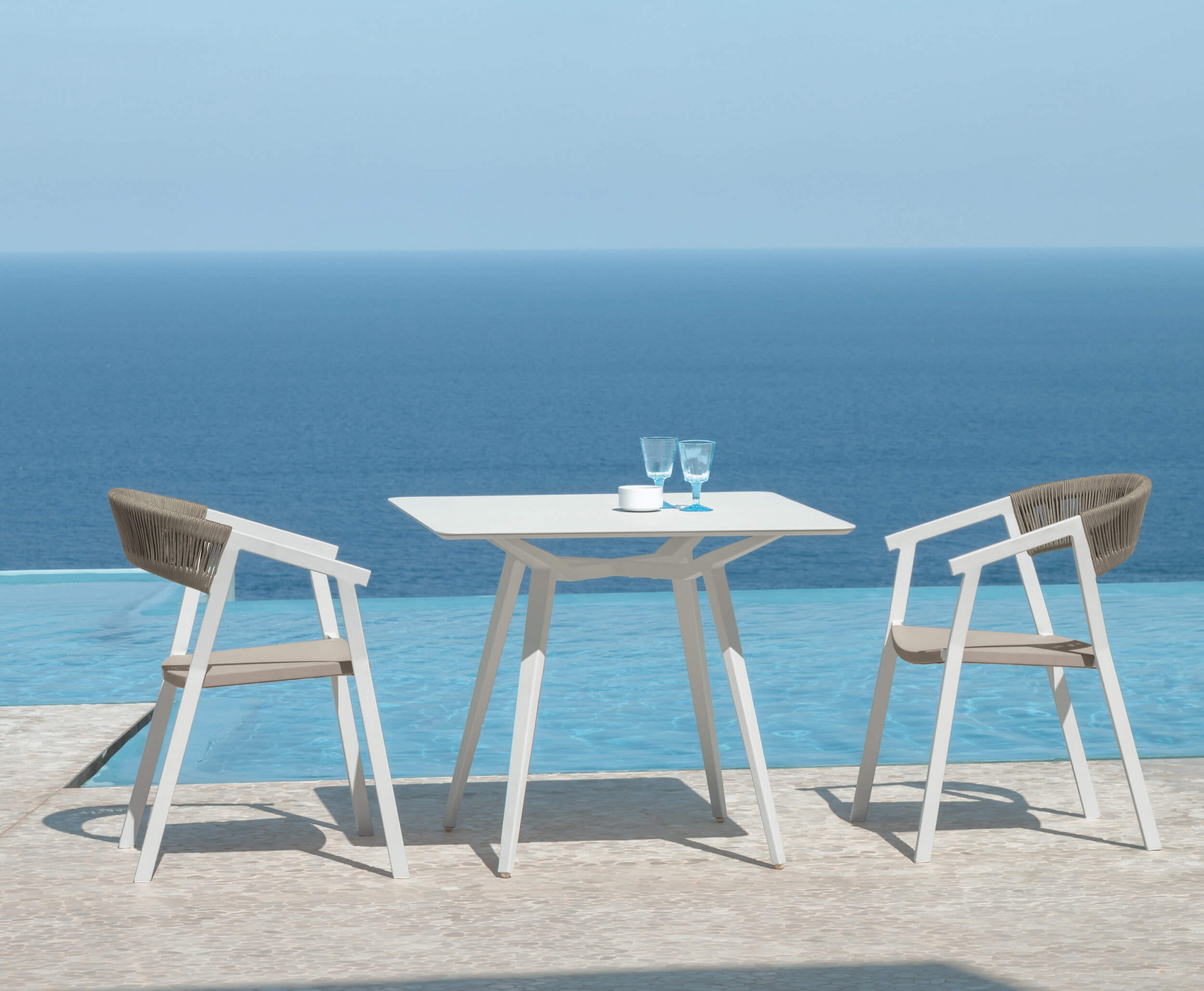 Chaise d'extérieur pour repas en métal et cordes blanche et grise à Biarritz