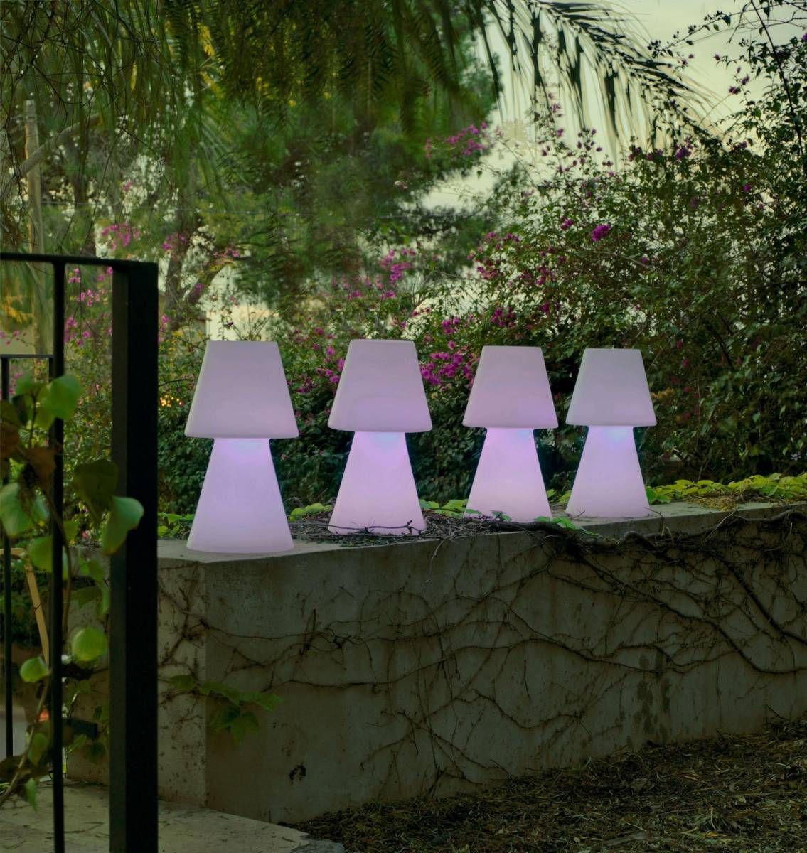 Lampe de table en polyéthylène avec fonction lumineuse collection Lola par New Garden à Aix