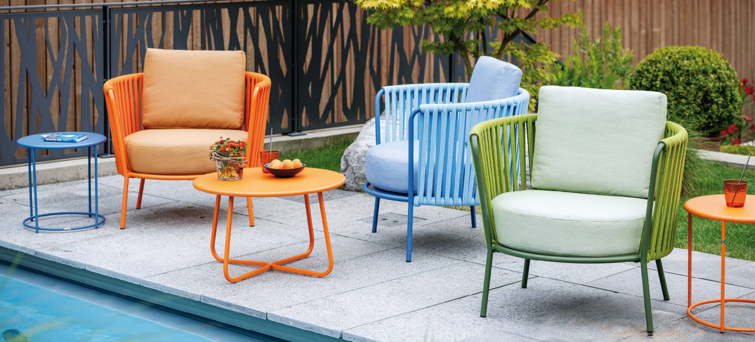 Ensemble de fauteuils lounge d'extérieur colorés collection Daisy Rope par Vermobil à Nice