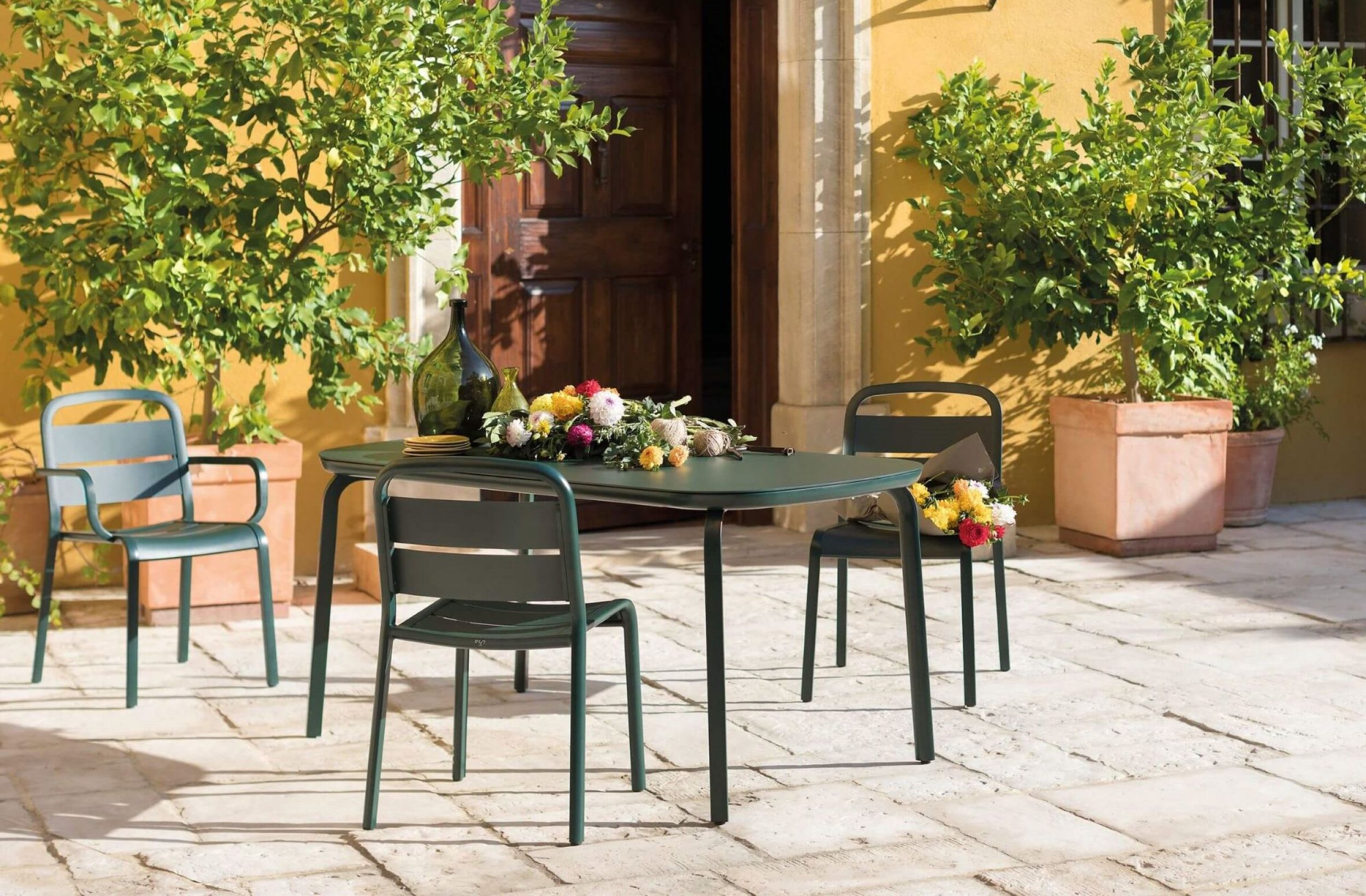 Chaise de repas vert foncé collection Marumi en aluminium et teck par Ego Paris à Genève