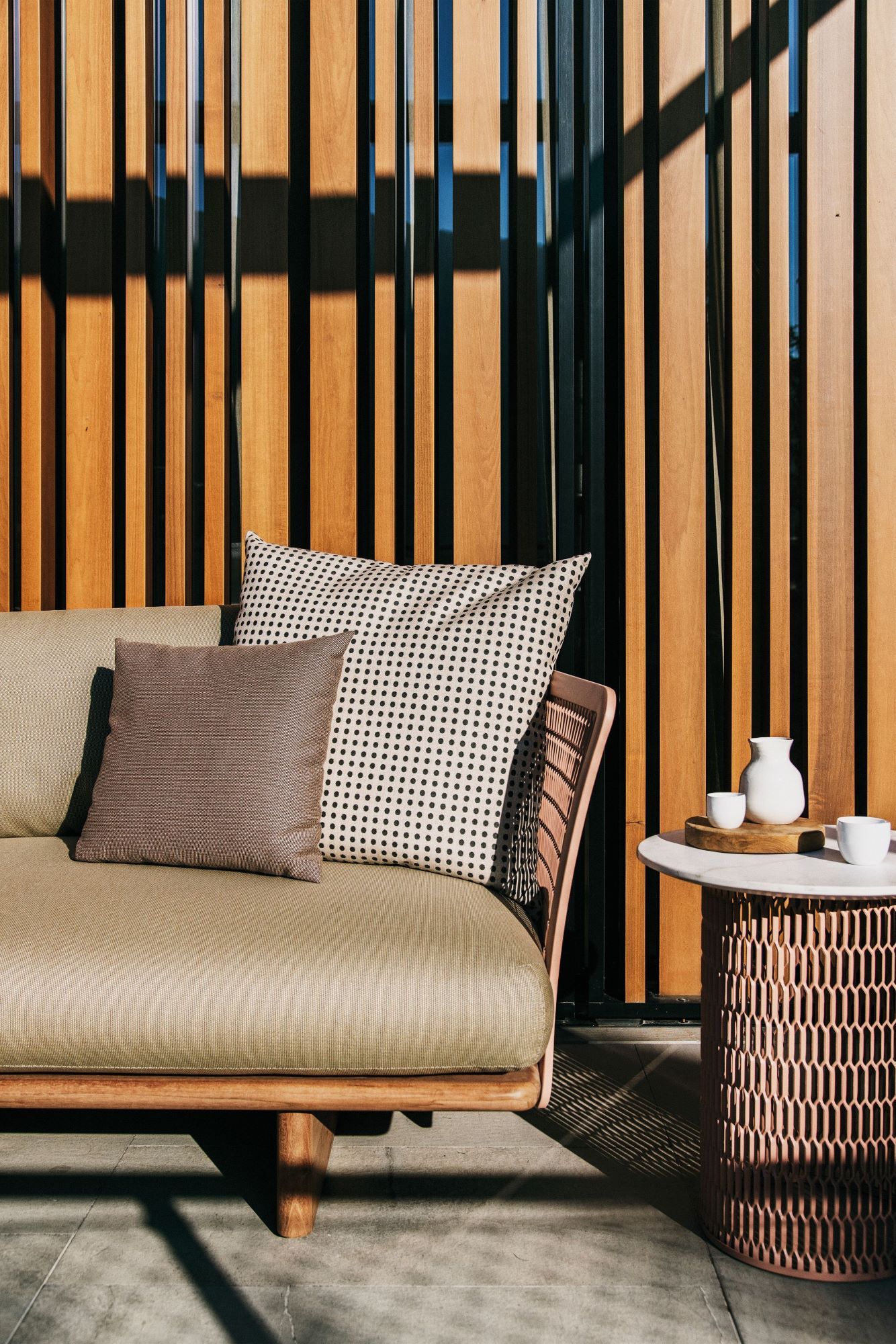 Sofa et table basse en aluminium thermo laqué avec tissu d'extérieur collection Mesh par Kettal à Paris