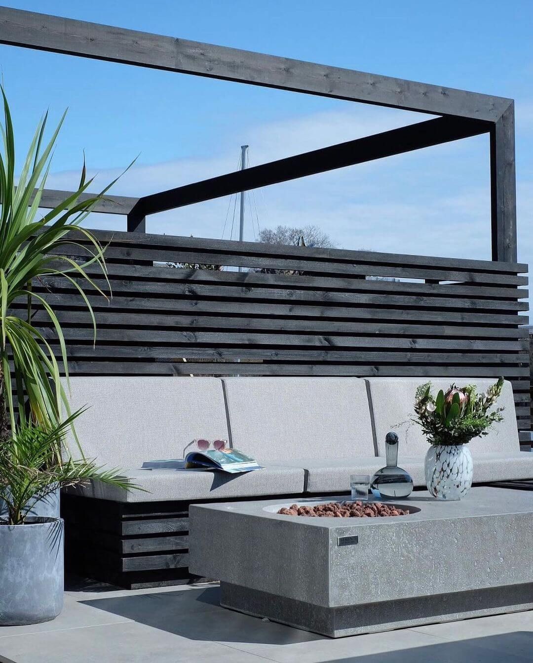 Table basse fonction braséro en béton ciré avec foyer rond collection Métropolis