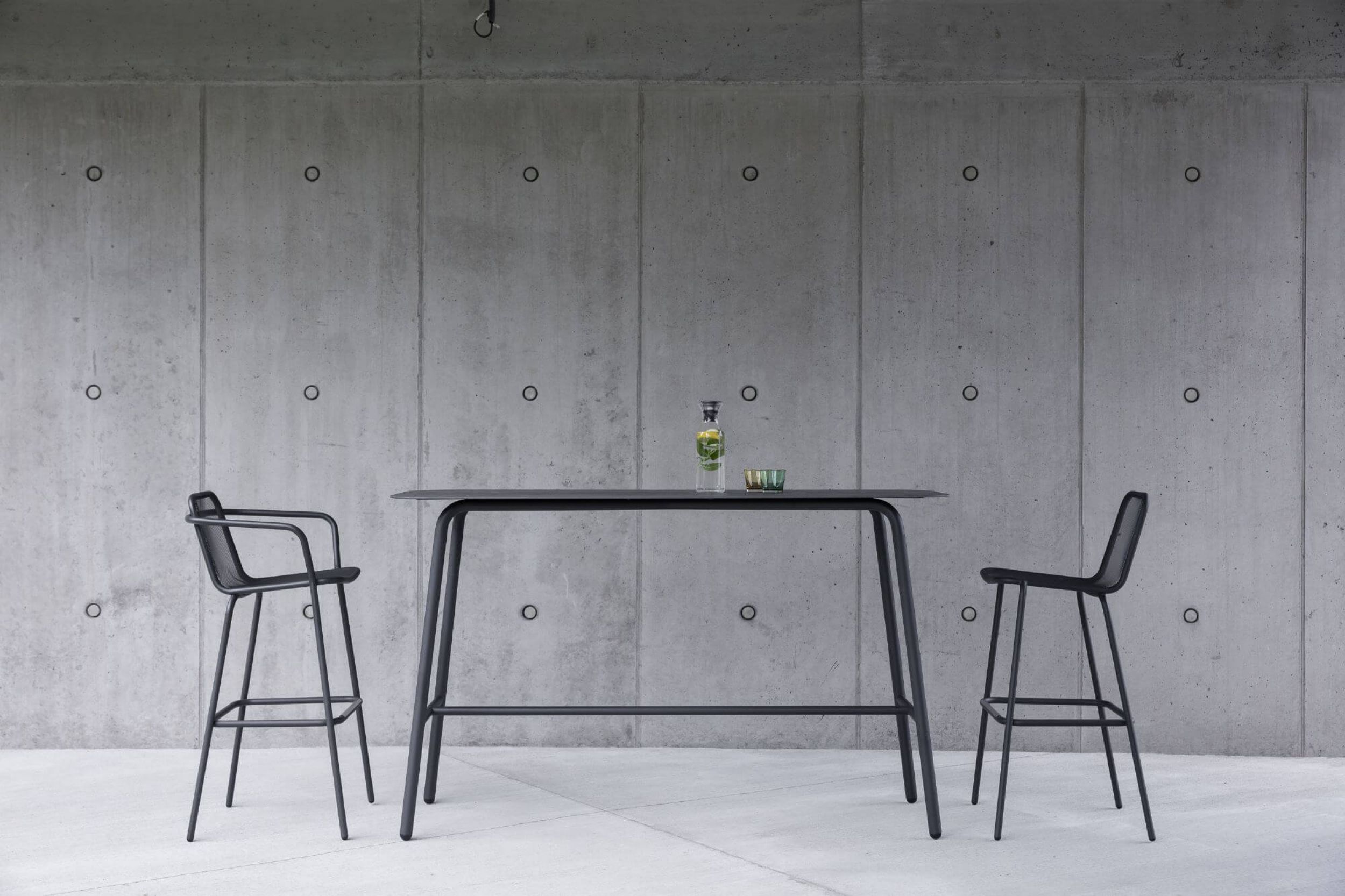 Chaise haute avec accoudoirs collection Starling par Todus à Paris en Ile de France