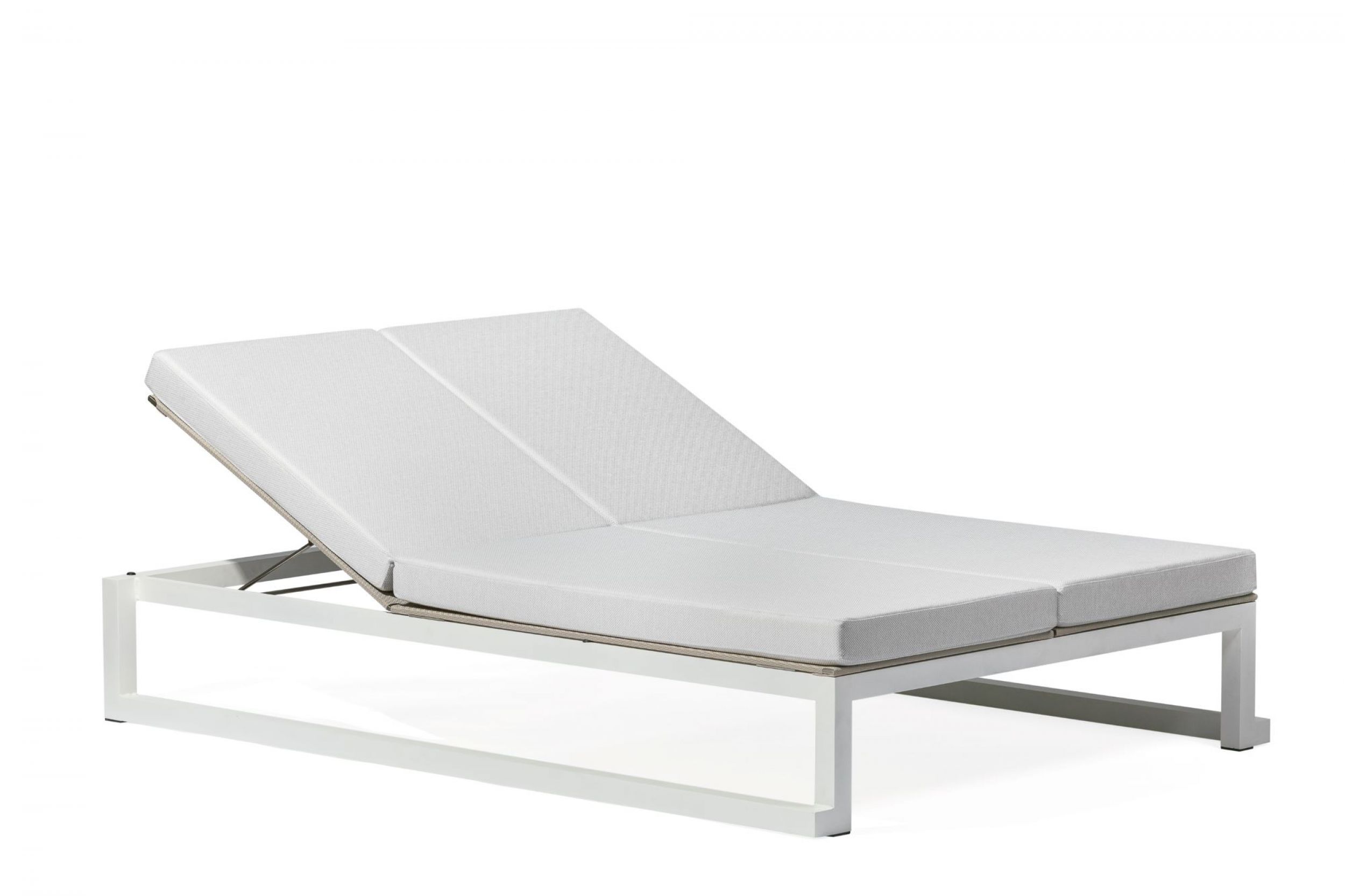 Bain de soleil structure en inox laqué blanc collection Leuven par Todus à Cagnes-sur-Mer