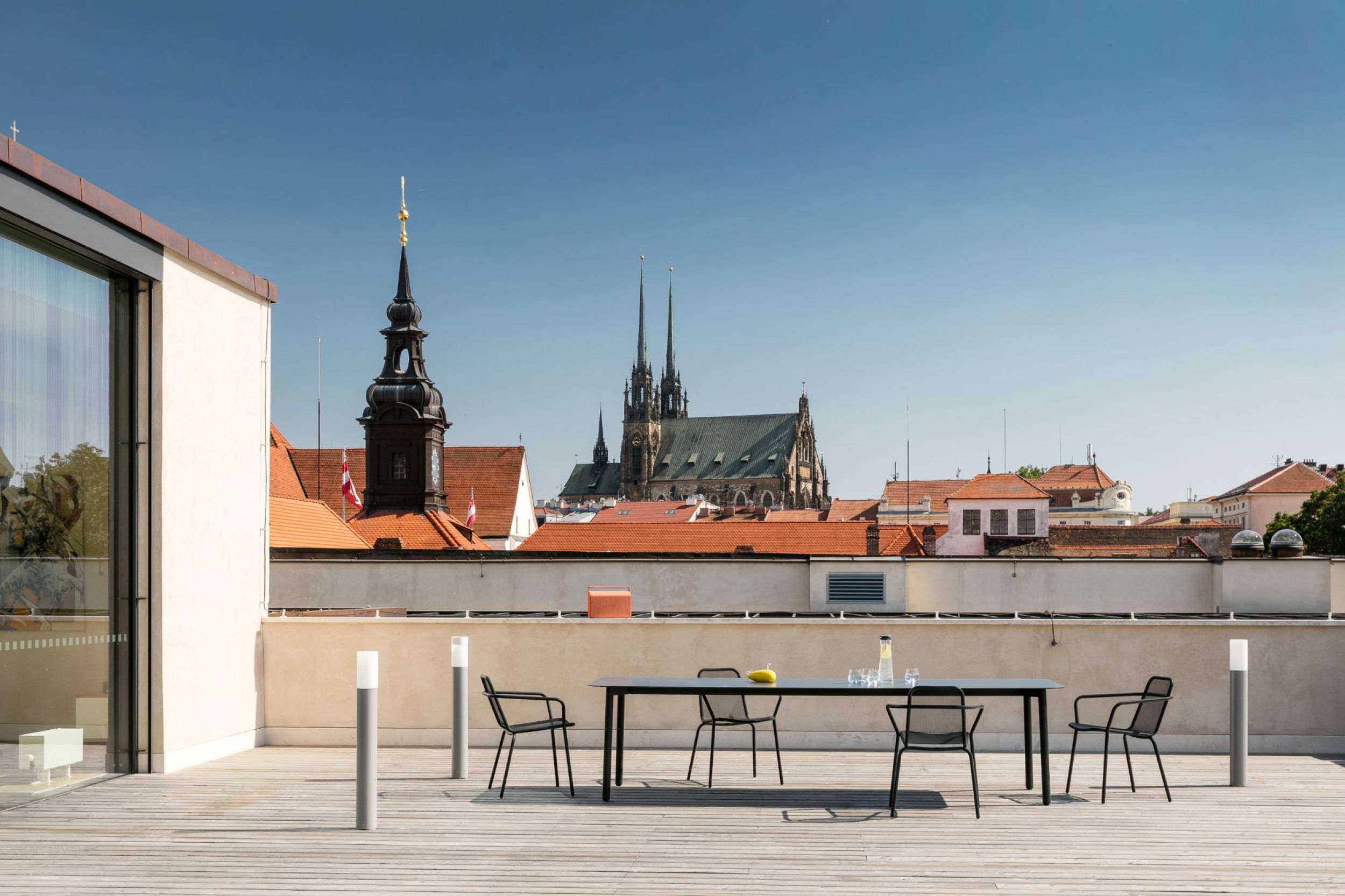 Ensemble de repas avec chaise en aluminium thermolaqué par Todus à Paris en Ile-de-France