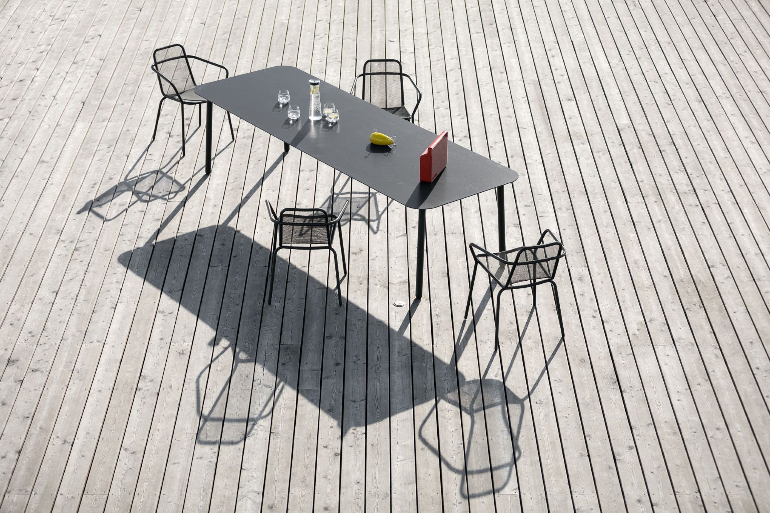 Ensemble de repas avec table plateau HPL et chaise aluminium collection Starling par Todus à Paris en Ile-de-France