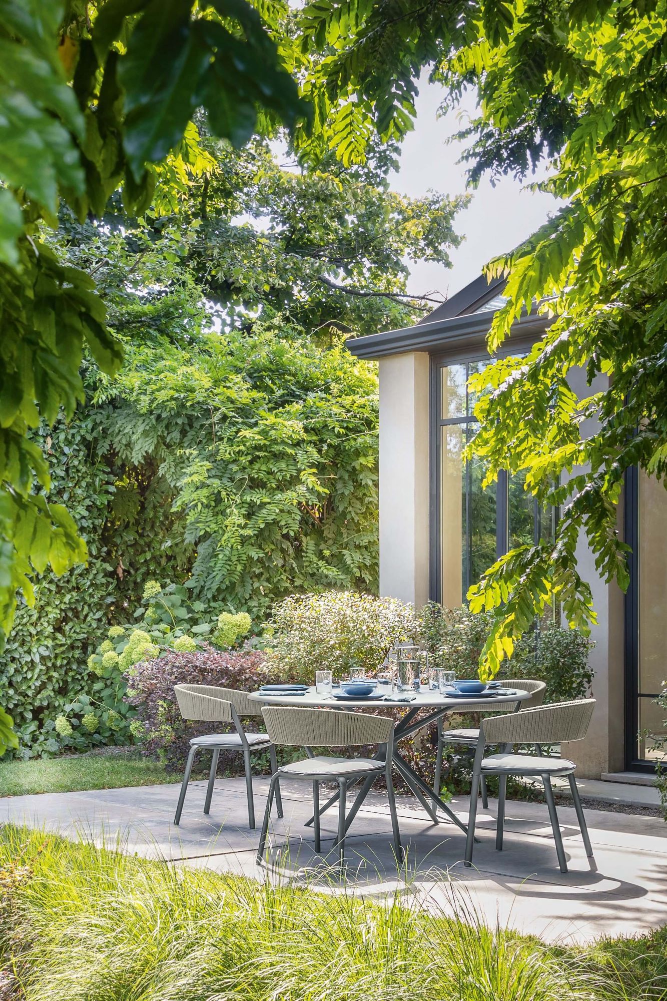 table ronde de repas de la collection Moai avec chaises Ria à Genève