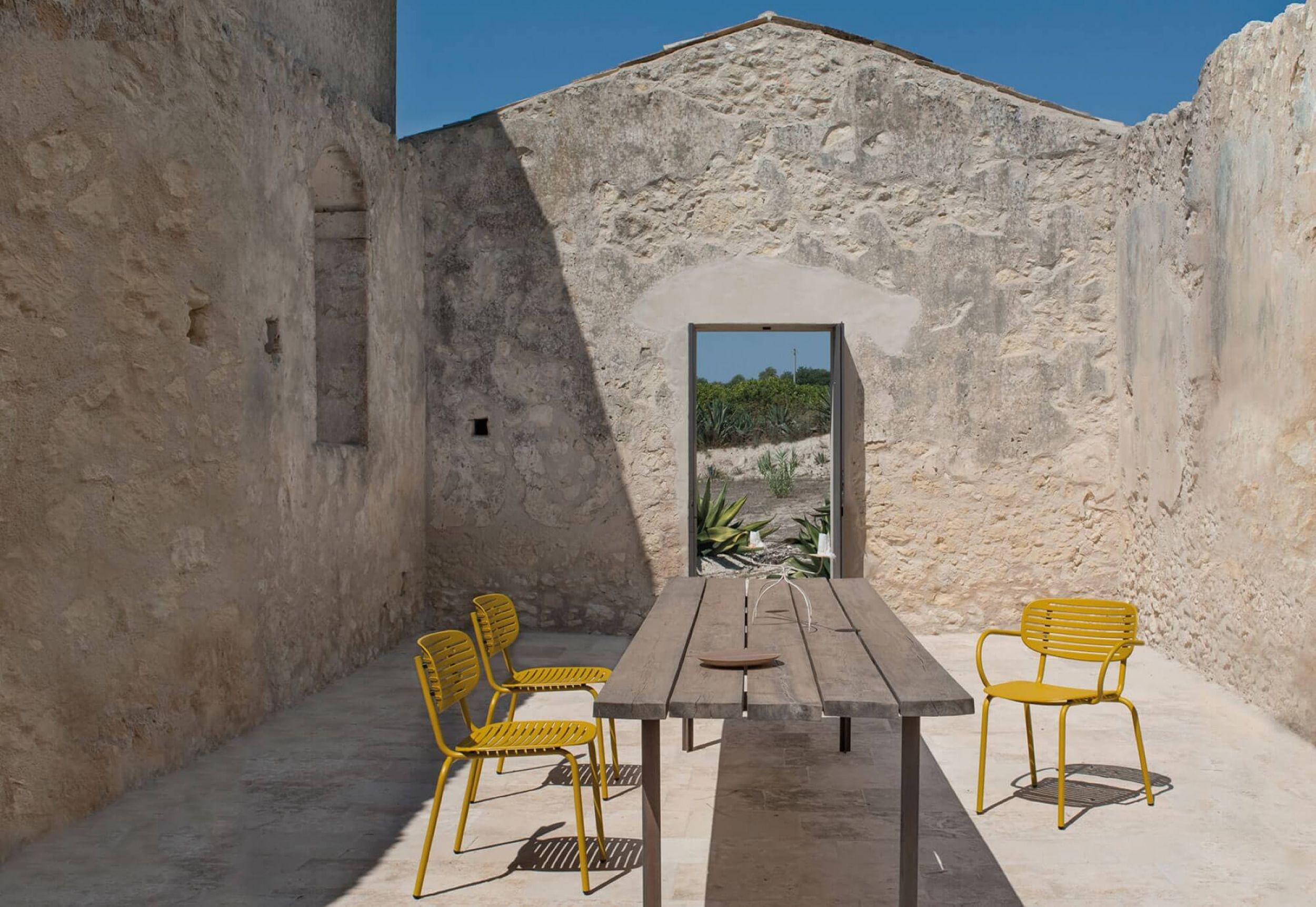 Chaise de repas aux lignes graphique collection Mom par Emu à Nice