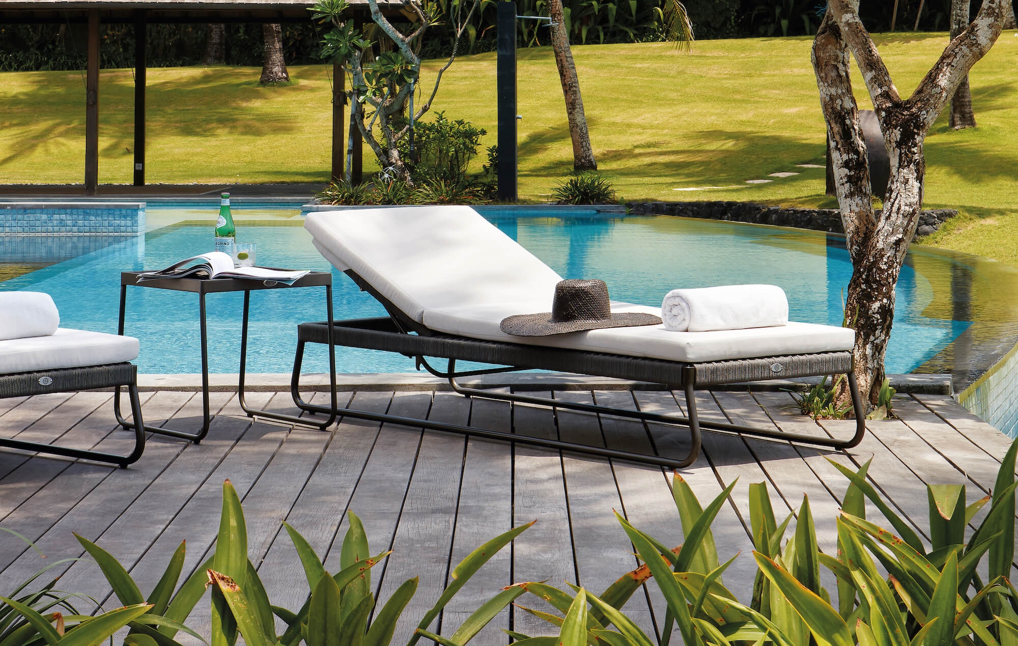 Bain de soleil en aluminium et cordes de la collection Moma par Skyline à ANtibes