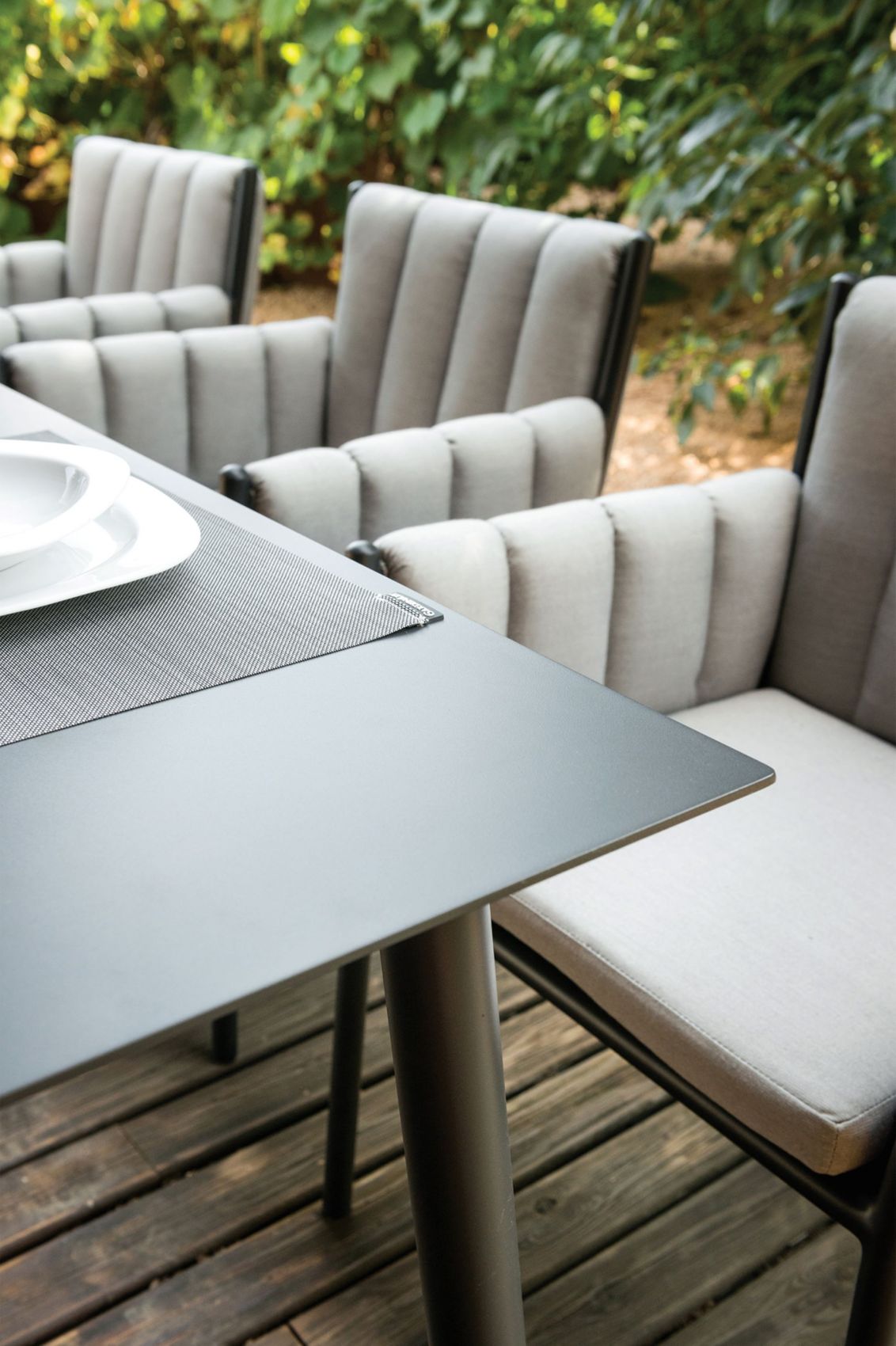 Talbe de repas design en aluminium collectin Morris à Bandol