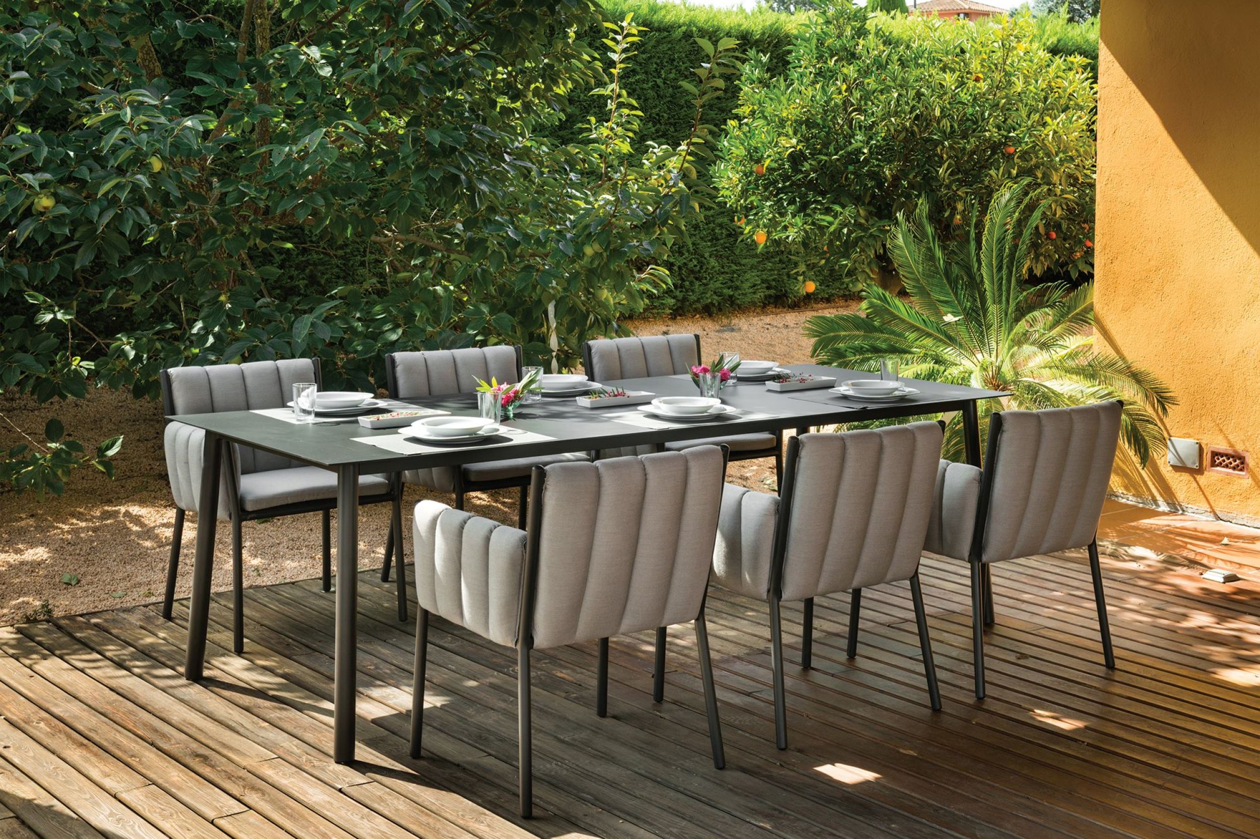 Table de repas design en aluminium thermo laqué collection Morris à Antibes