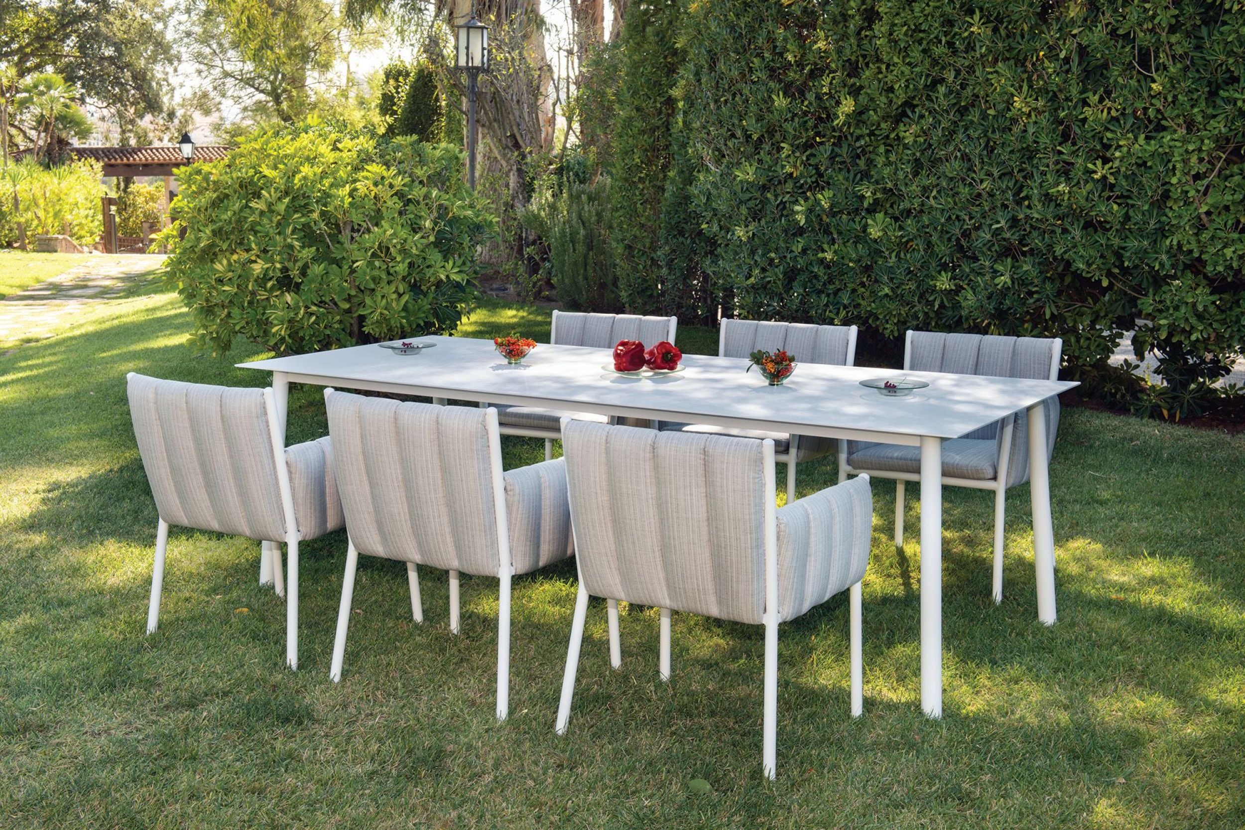 Table de repas design en aluminium thermo laqué collection Morris à Genève