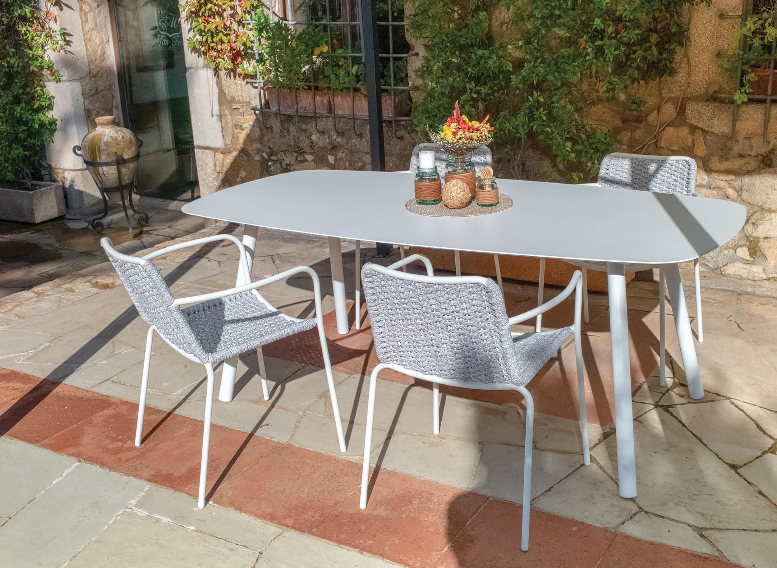 Table de repas avec plateau à bouts ronds en aluminium thermo laqué de la collection Morris à Paris