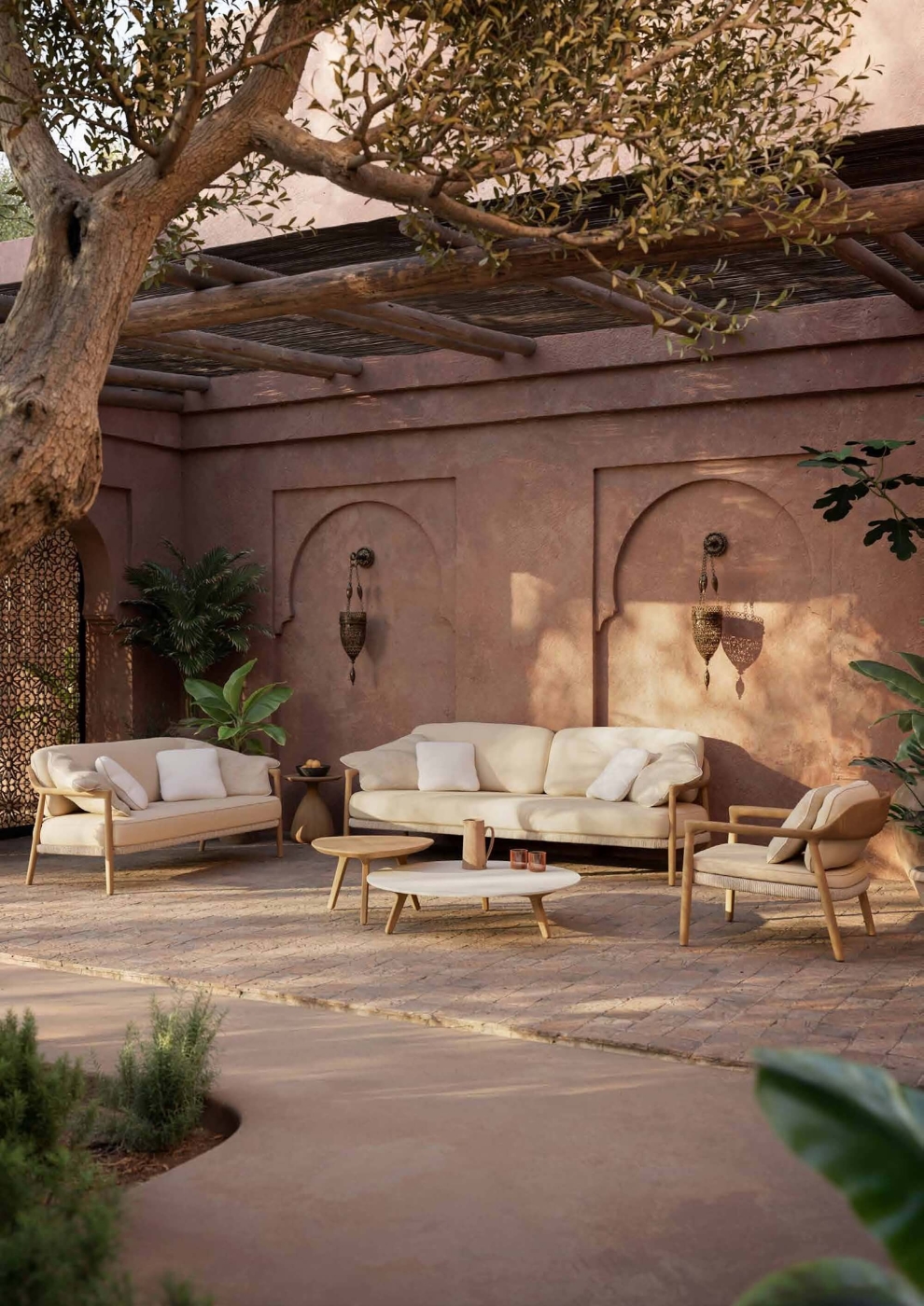 Salon de jardin avec des canapés de deux et trois places beige, en bois teck par Manutti à Nice 
