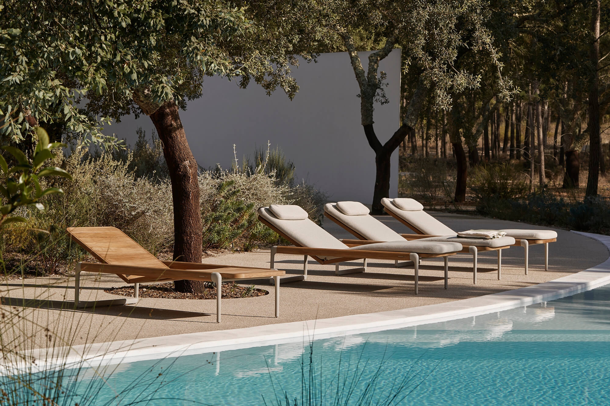 Transat avec dossier et assise réglable collection Flows par Manutti à Cannes