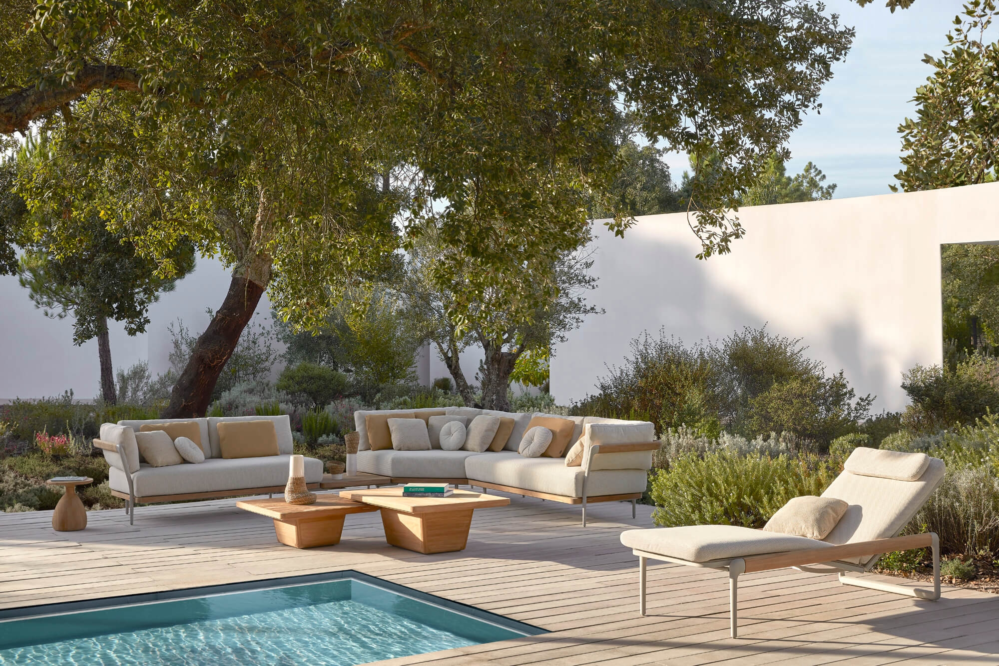 Bain de soleil inclinable collection Flows par Manutti à Marseille