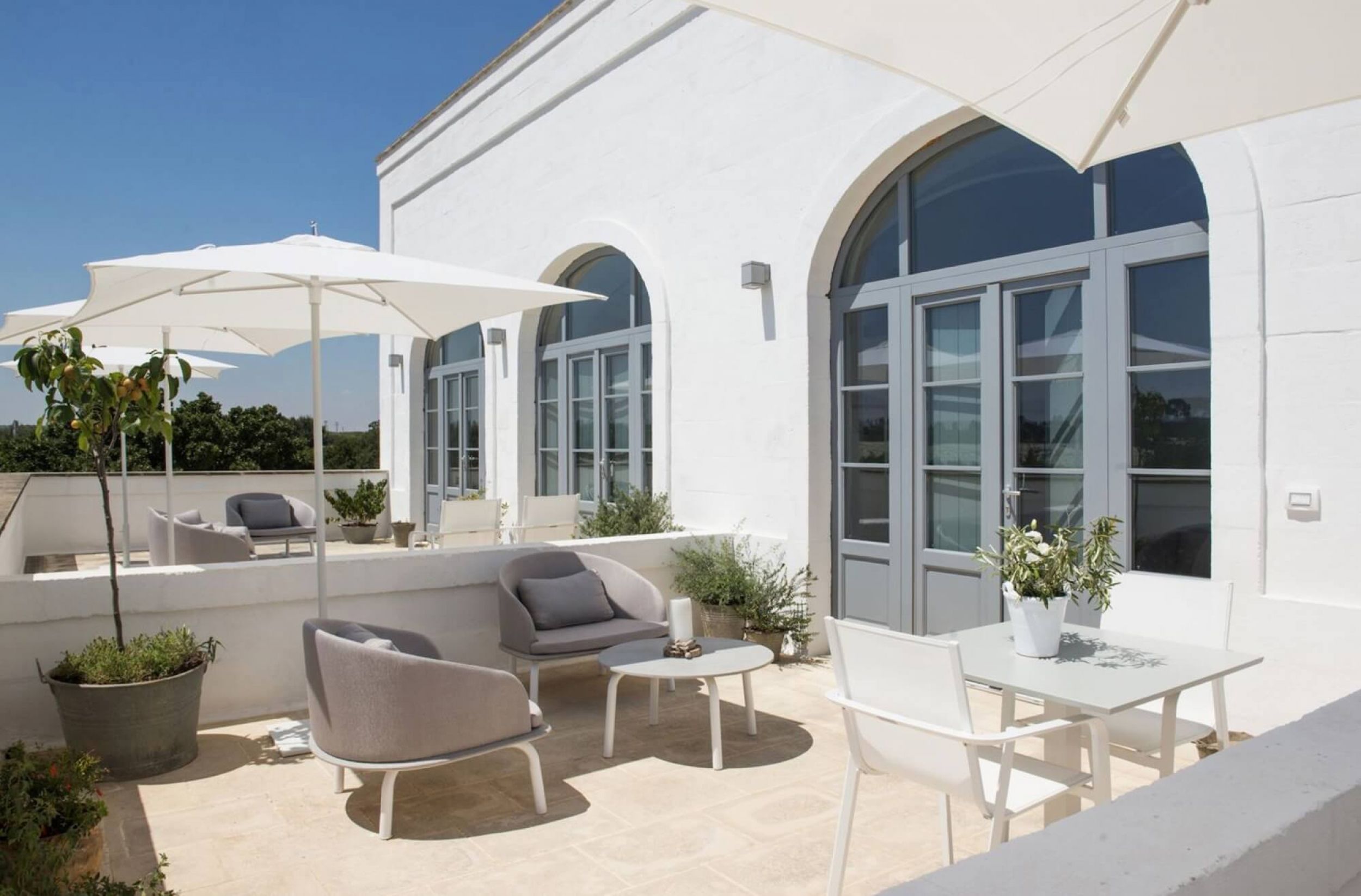 Fauteuil de jardin design avec dossier rond en tissus de la collection Cléo par Talenti à Toulon