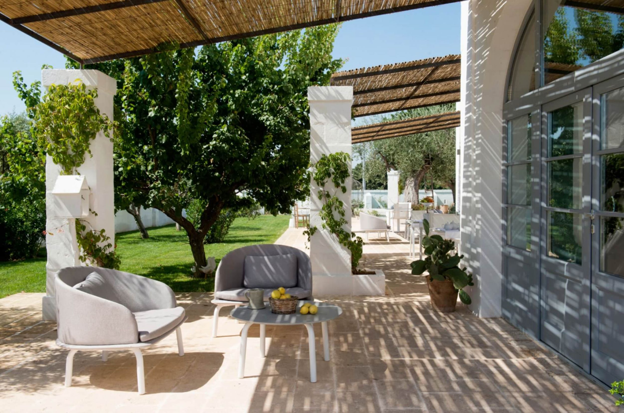 Fauteuil de jardin design avec dossier rond en tissus de la collection Cléo par Talenti à Aix