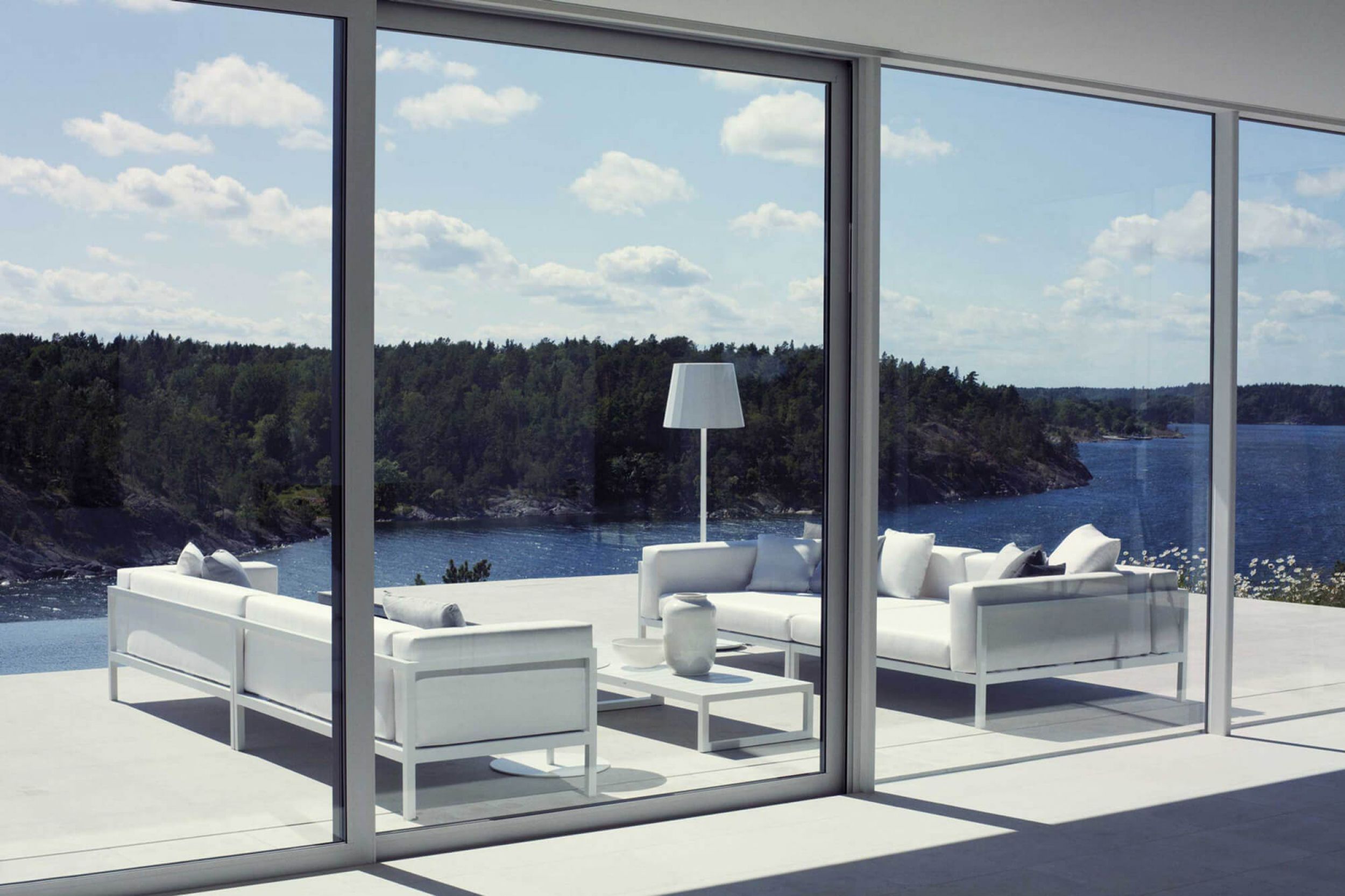 Salon d'extérieur modulable en aluminium thermo laqué collection Landscape par Kettal à Genêve