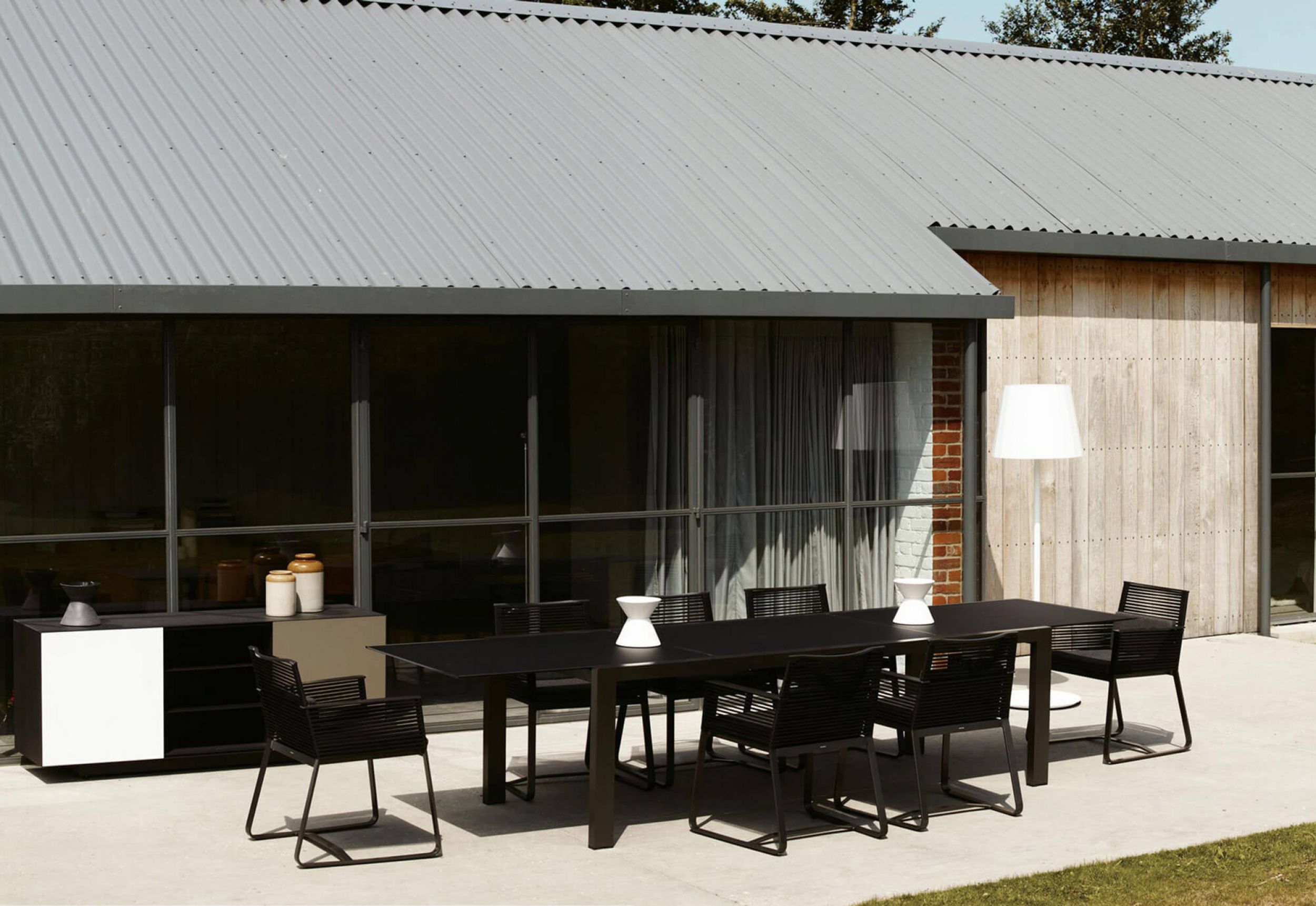 Table extensible en aluminium thermo laqué aux lignes fines collection Landscape par Kettal à Toulon