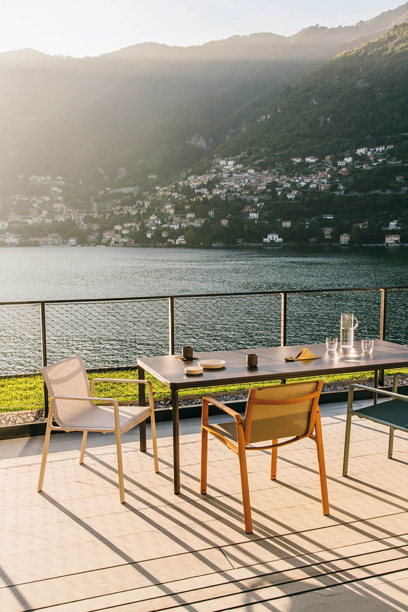 Fauteuil de repas léger et empilable en aluminium thermolaqué collection Park Life par Kettal à Genève