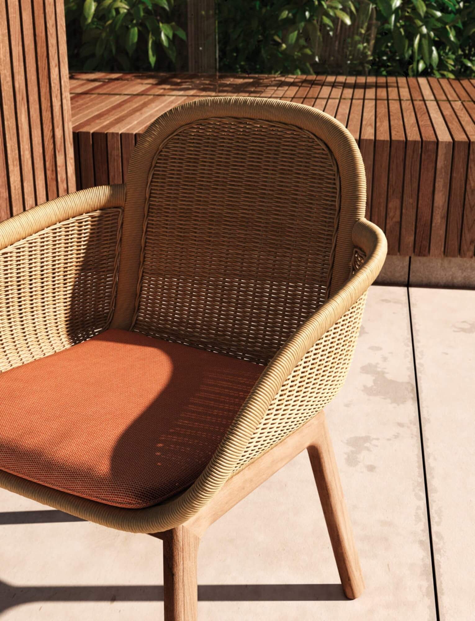 Fauteuil de repas en teck avec une coque tressée collection Vimini par Kettal à Marseille